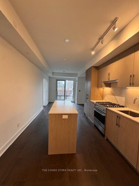 8 Manor Road Unit 401, Toronto C03