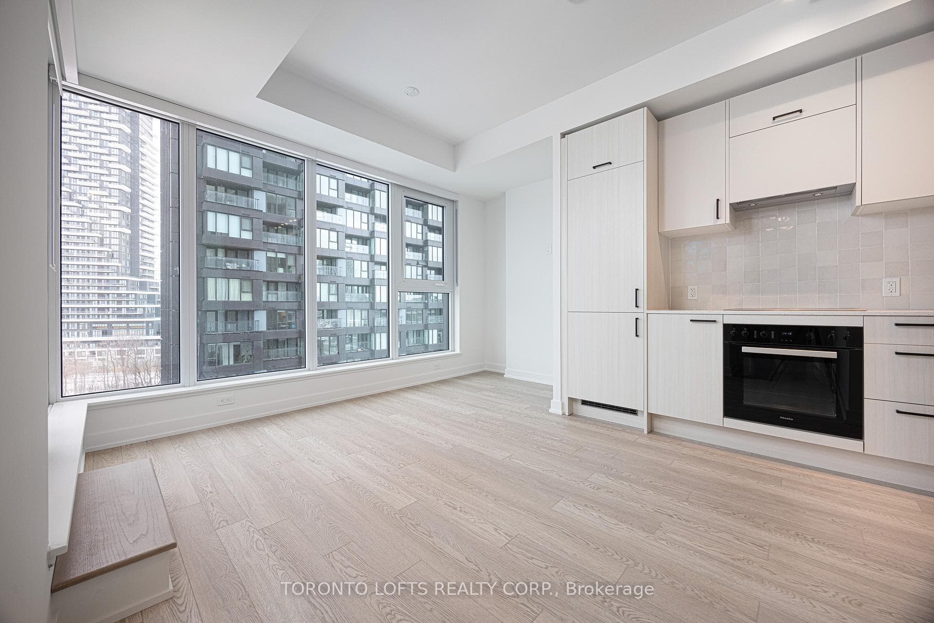 1 Quarrington Lane Unit 804, Don Mills / Parkwoods / Victoria Village, ON M3C 0S4 - Photo 1