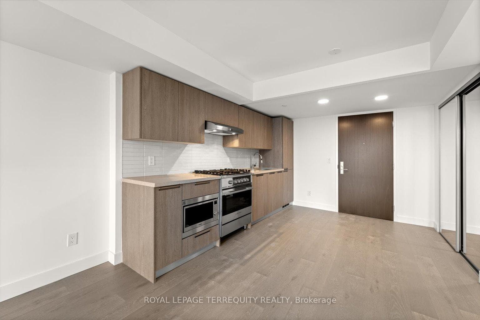 160 Kingsway Crescent Unit 213, Etobicoke (Islington / Rexdale), ON M8X 0B5 - Photo 1