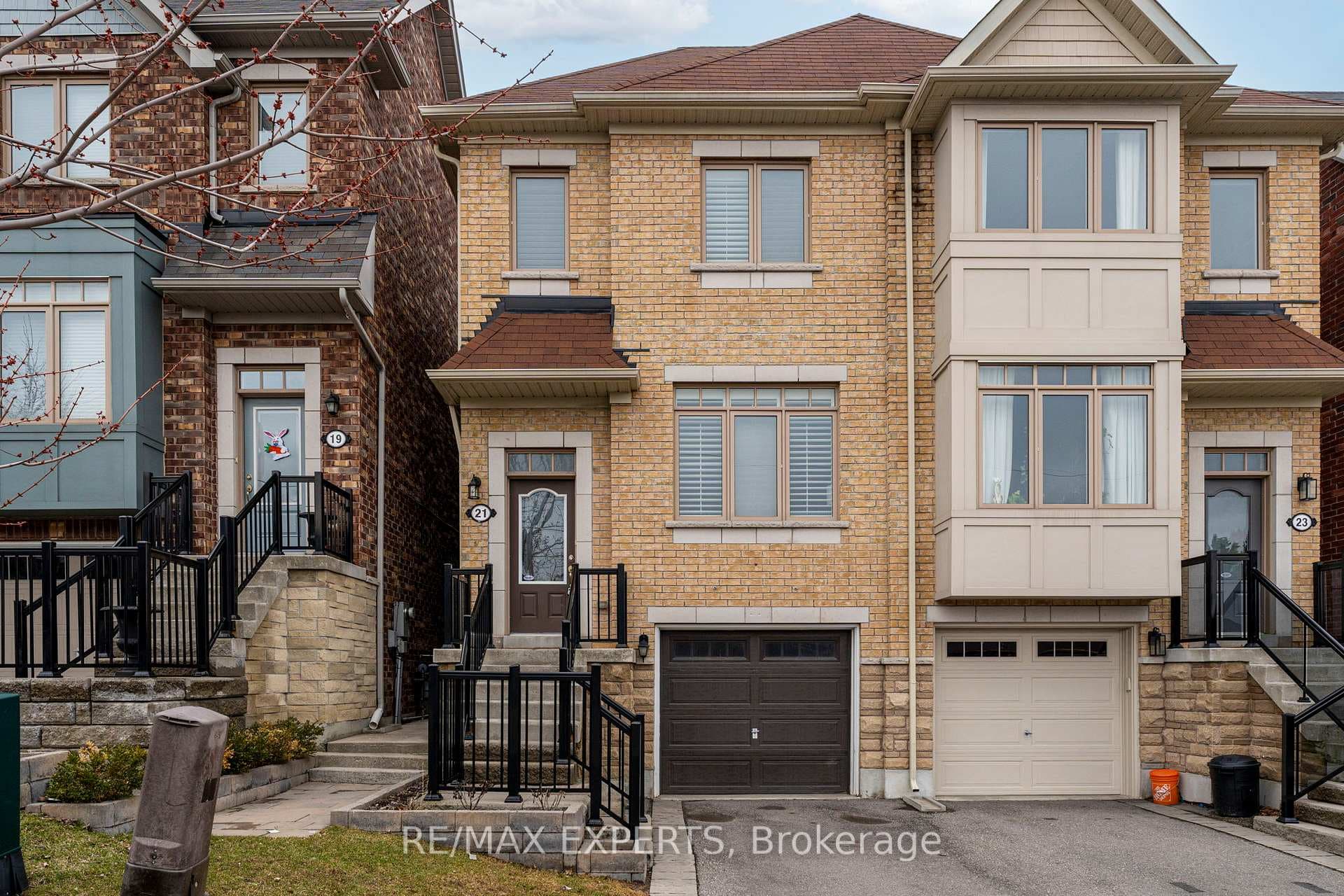 21 Ypres Road, Keelesdale / Eglinton West, ON M6M 1N9 - Photo 1