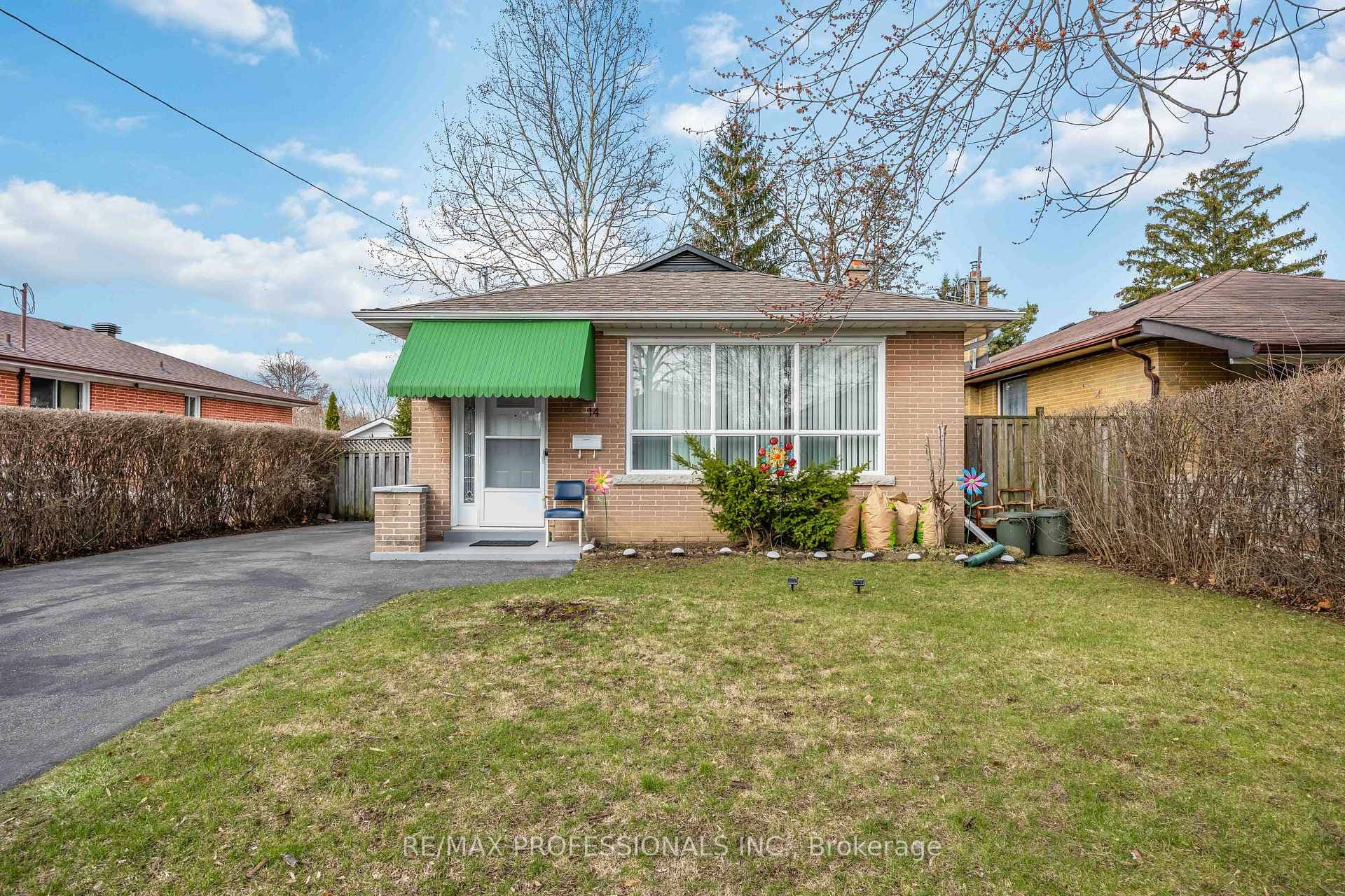 14 Dashwood Crescent, Etobicoke (West Mall / Rexdale), ON M9V 2N8 - Photo 1