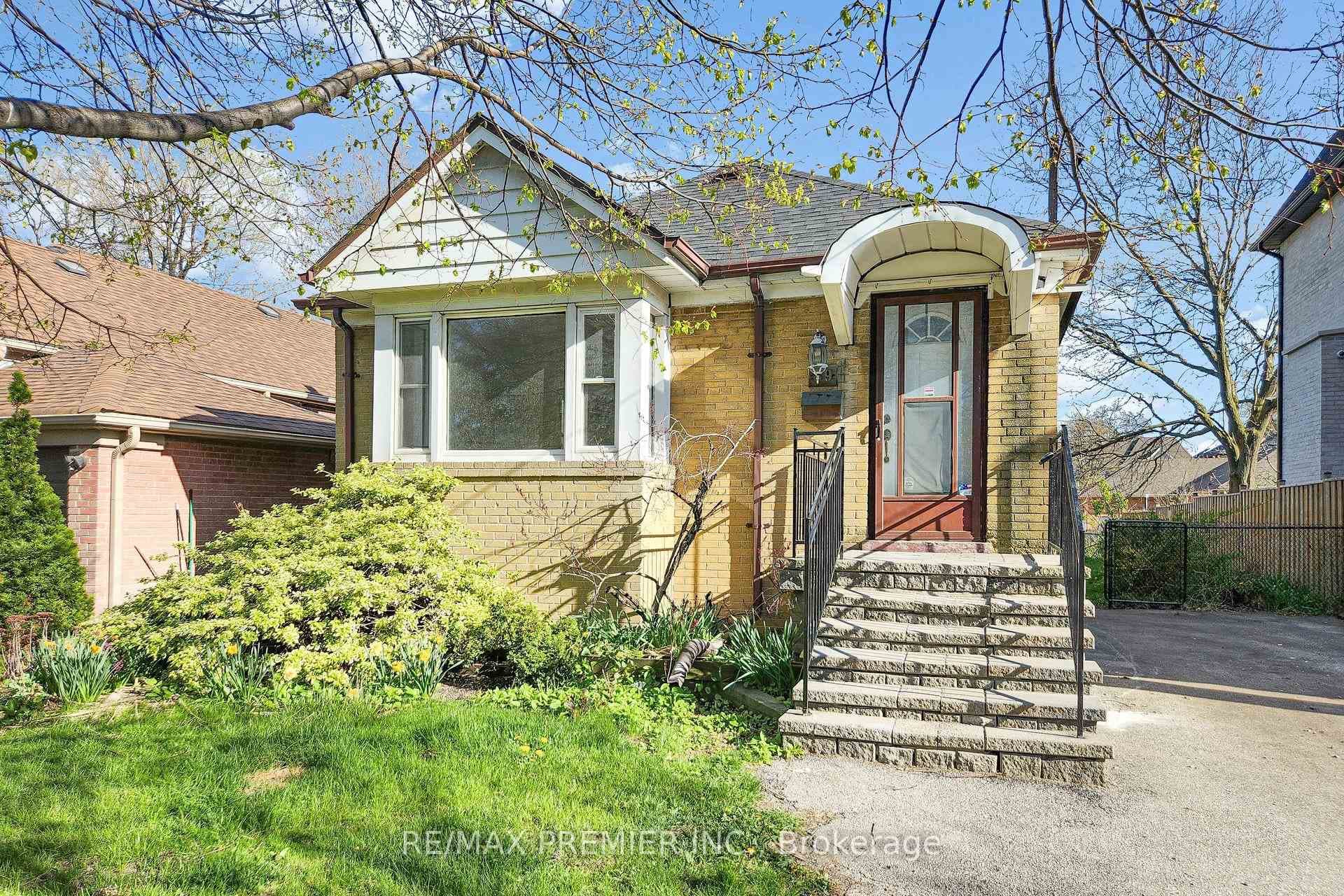 89 Burncrest Drive, Lawrence Park / Bedford Park, ON M5M 2Z6 - Photo 1