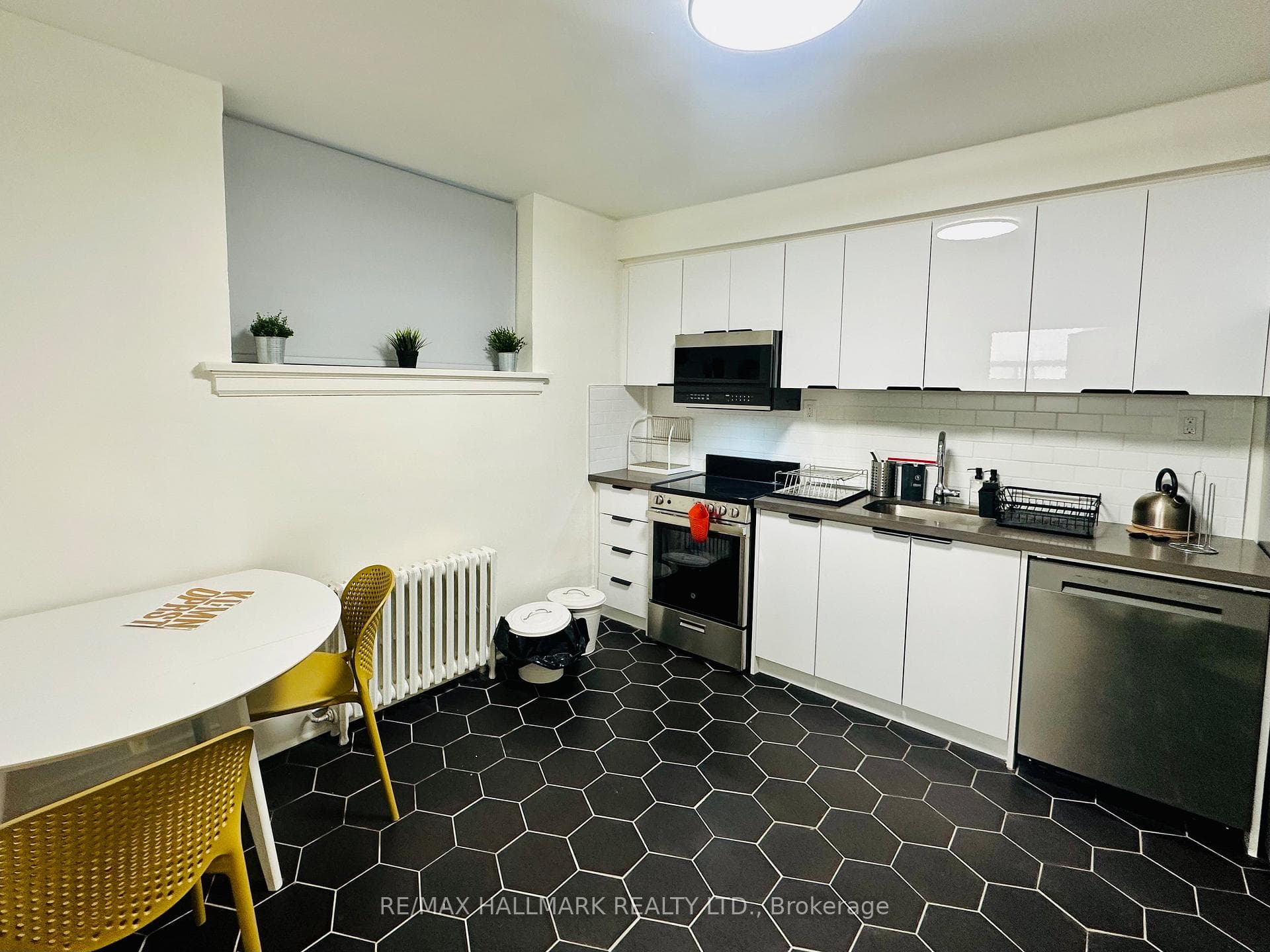 597 St Clair Avenue Unit 7, Annex / Yorkville / Summerhill, ON M6C 1A3 - Photo 1
