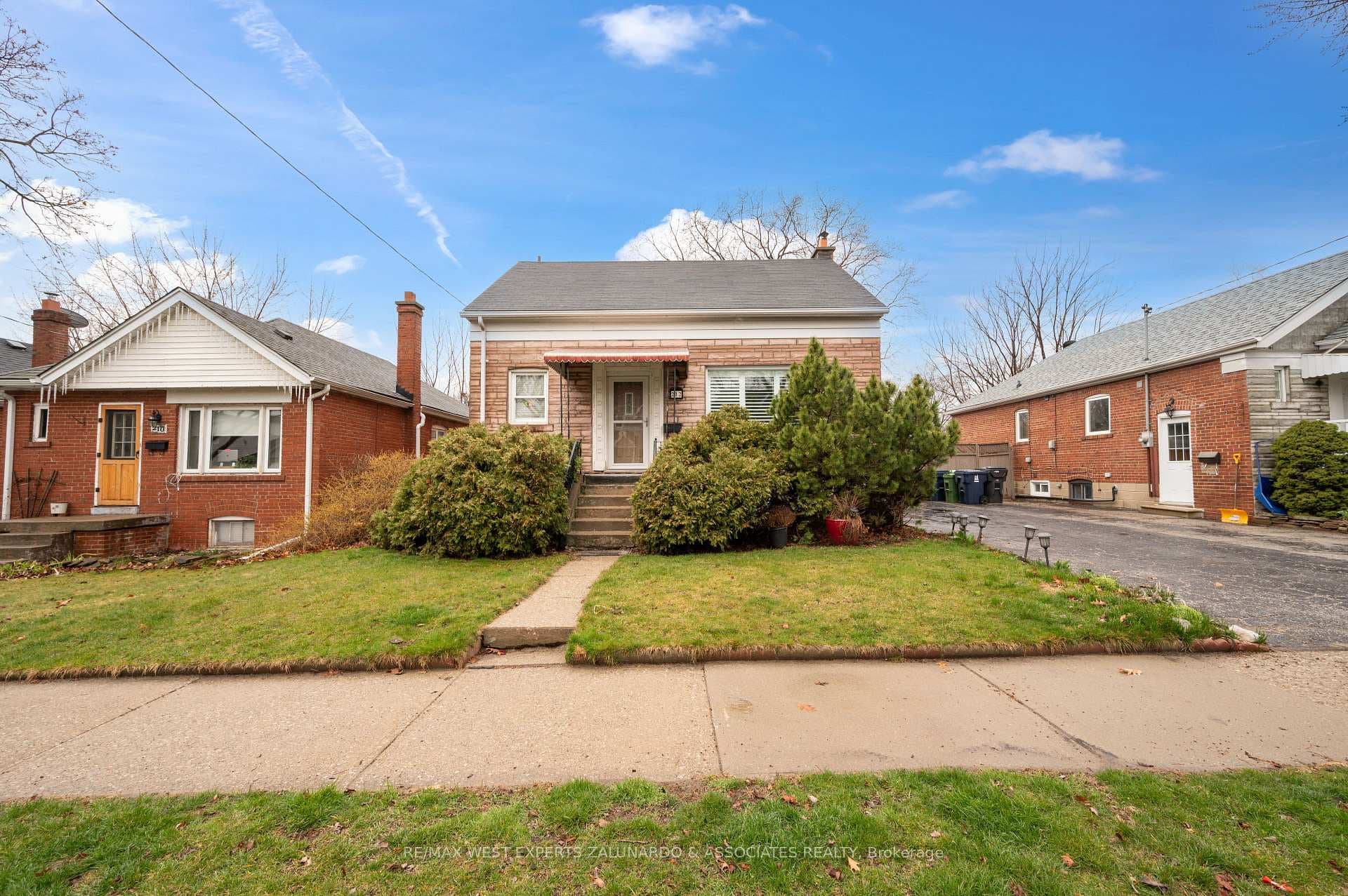 212 Alderbrae Avenue, Liberty Village / Parkdale / South Parkdale, ON M8W 4K5 - Photo 1