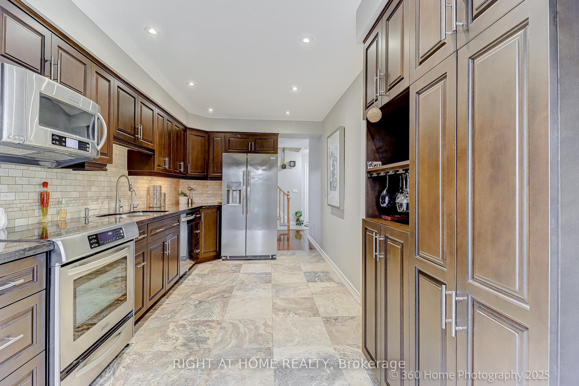 32 Heathcliffe Square, Brampton, ON L6S 5P7 - Photo 1