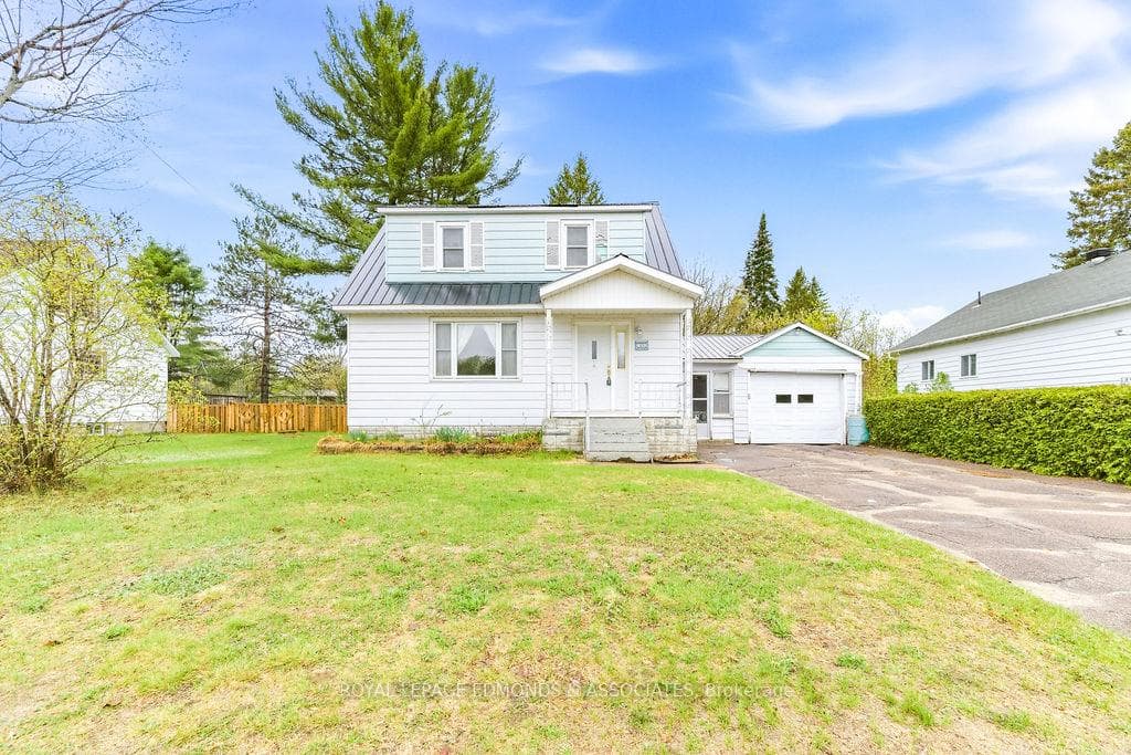 40 Church Street, Laurentian Hills
