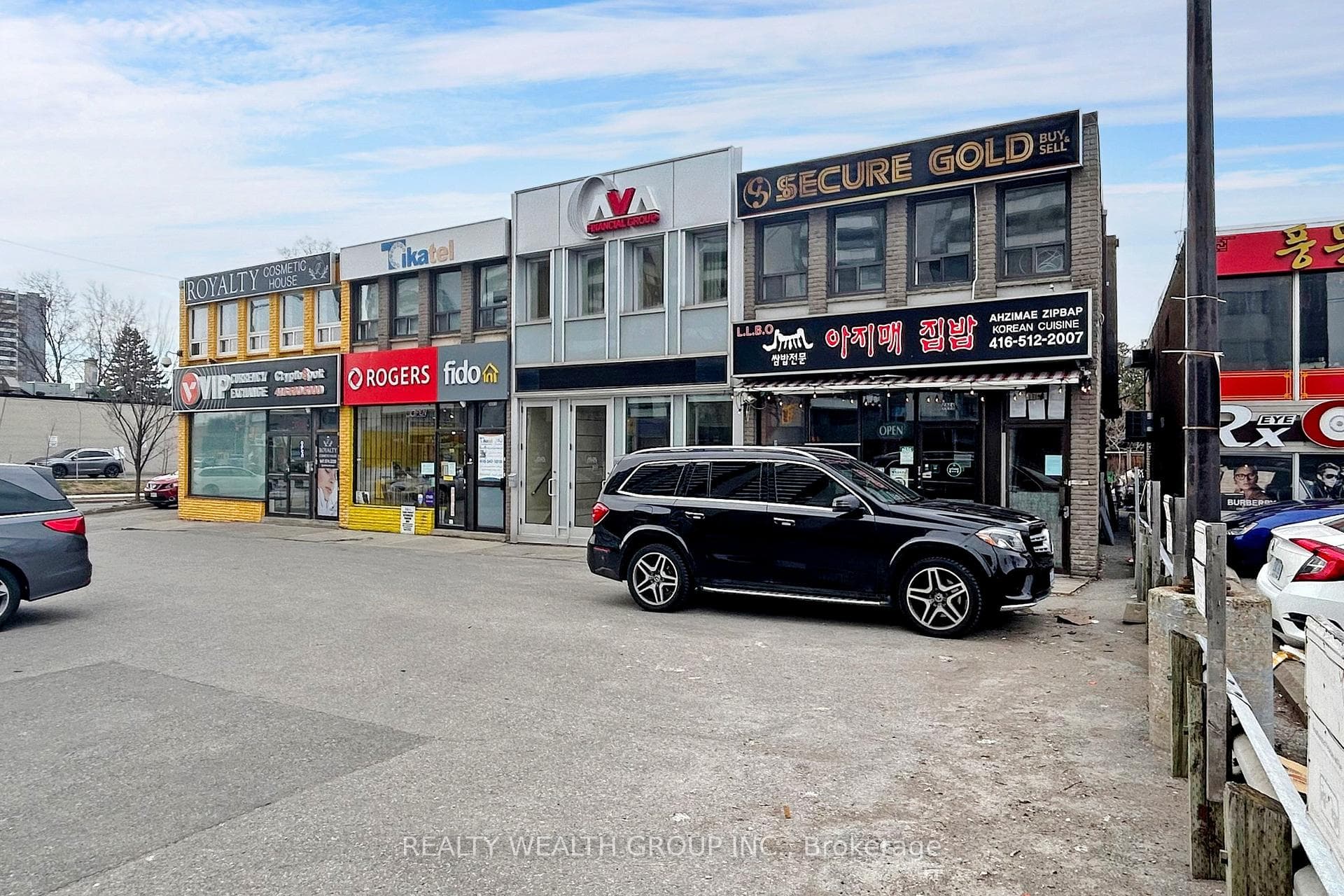 Yonge St exposure, 2nd Floor