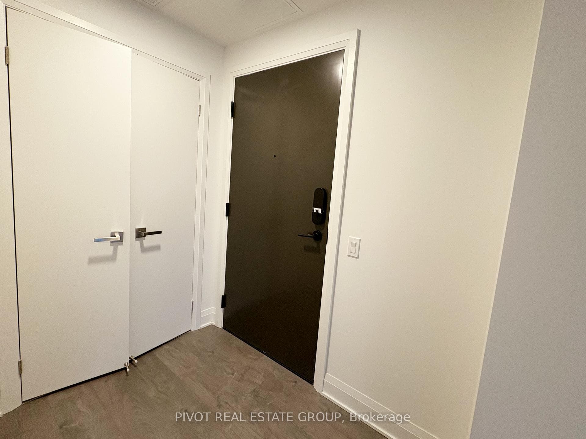 2 Erskine Road Unit 911, Mississauga, ON L5B 0S1 - Photo 1