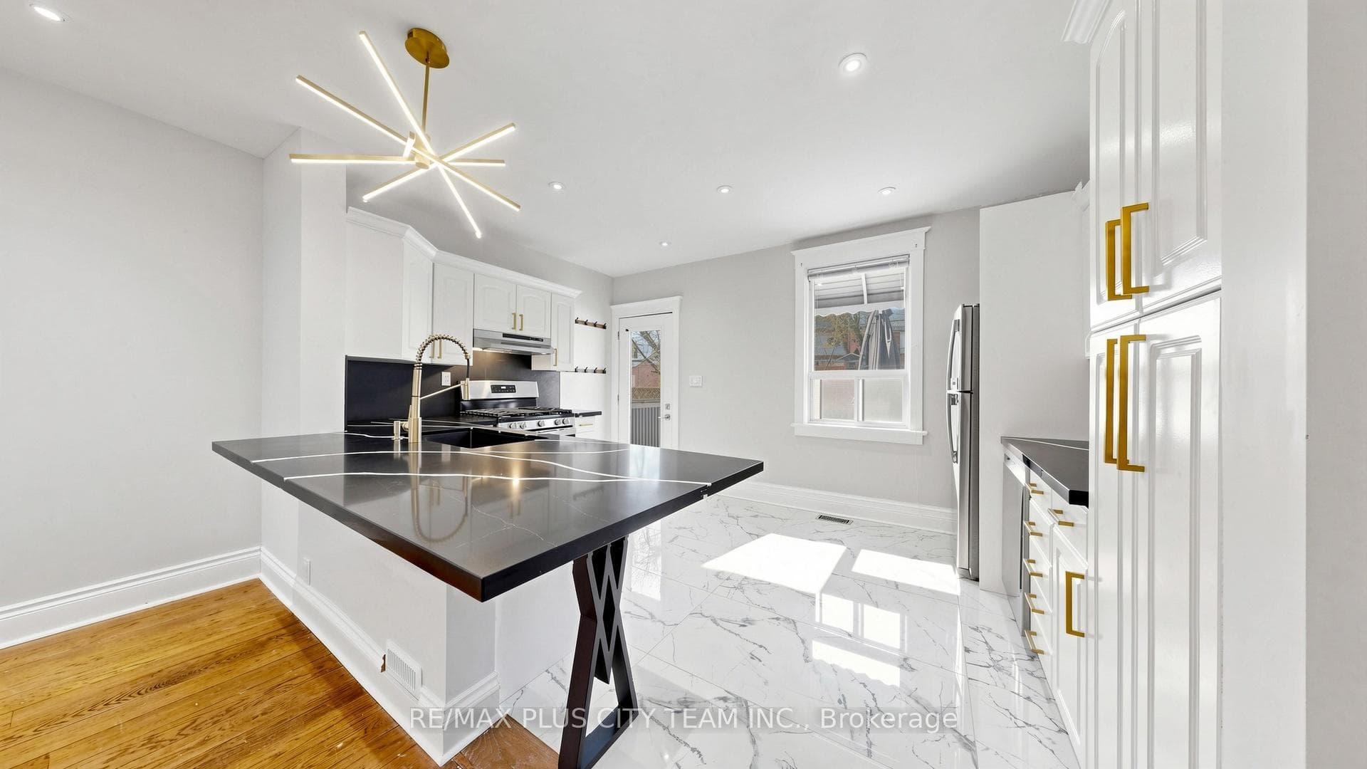 402 Woodbine Avenue, The Beaches / Upper Beaches, ON M4L 3P6 - Photo 1