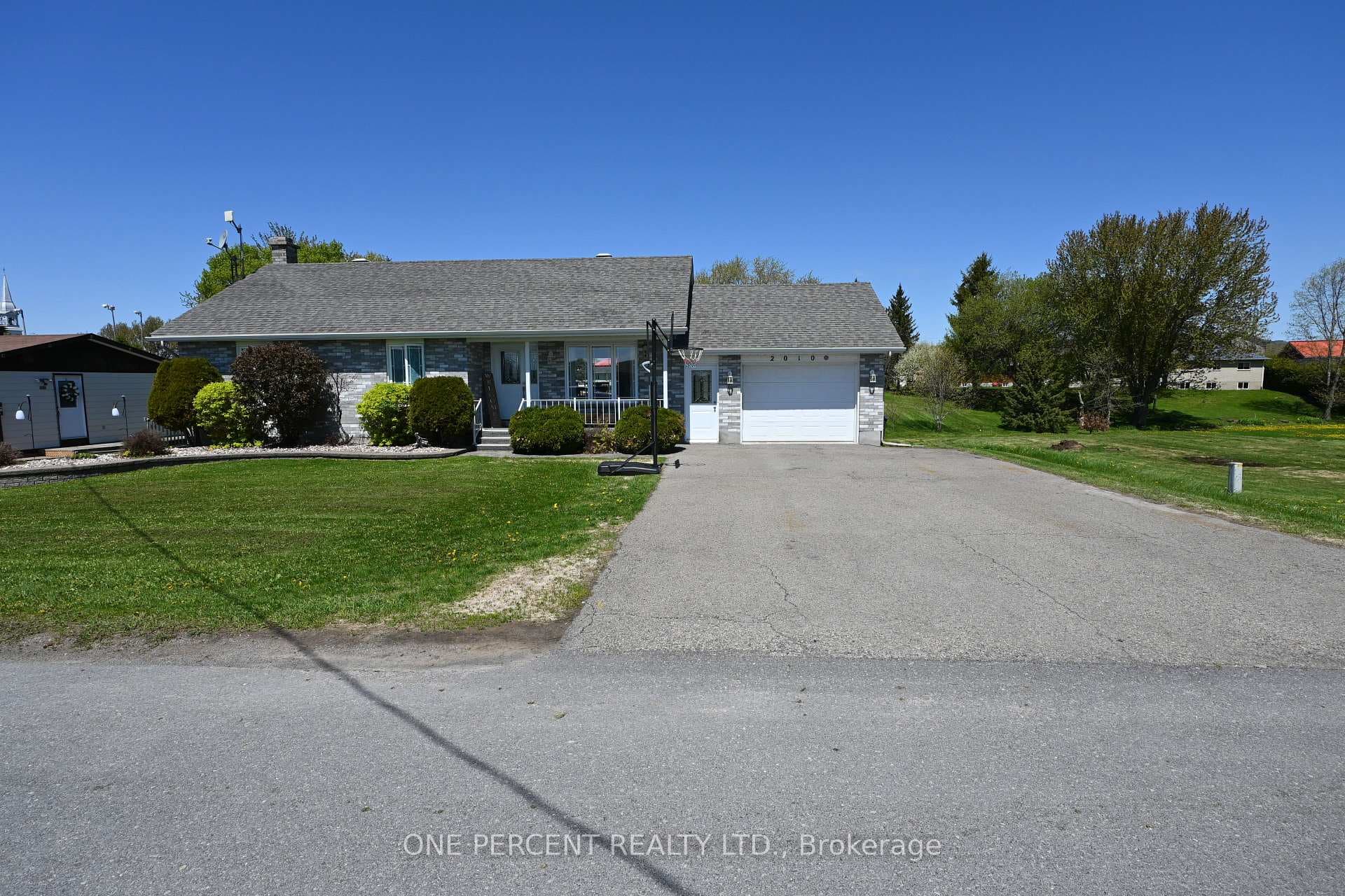 2010 Rue Du Parc Street, Alfred and Plantagenet