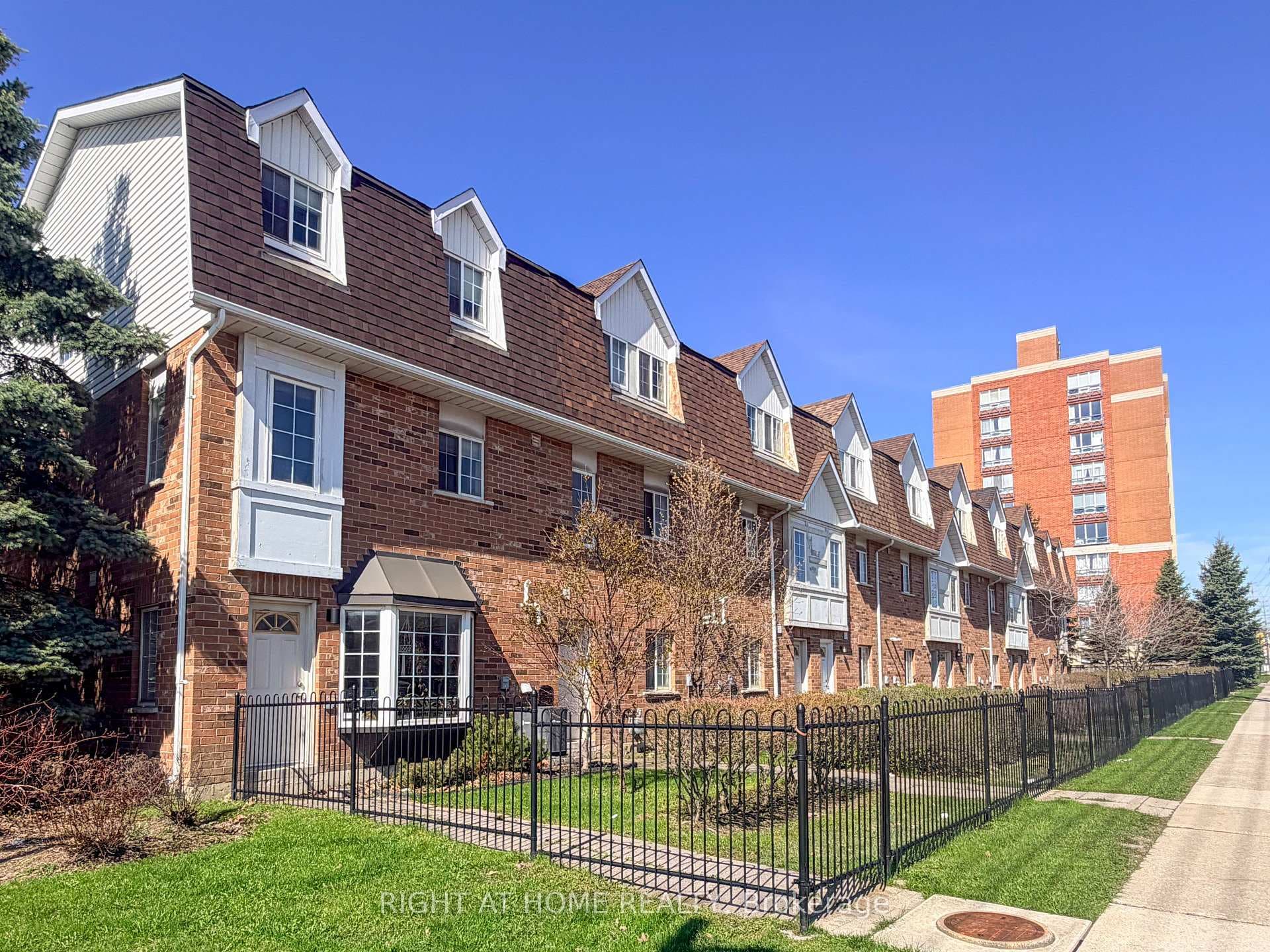 1525 South Parade Court Unit 28, Mississauga, ON L5M 6E9 - Photo 1