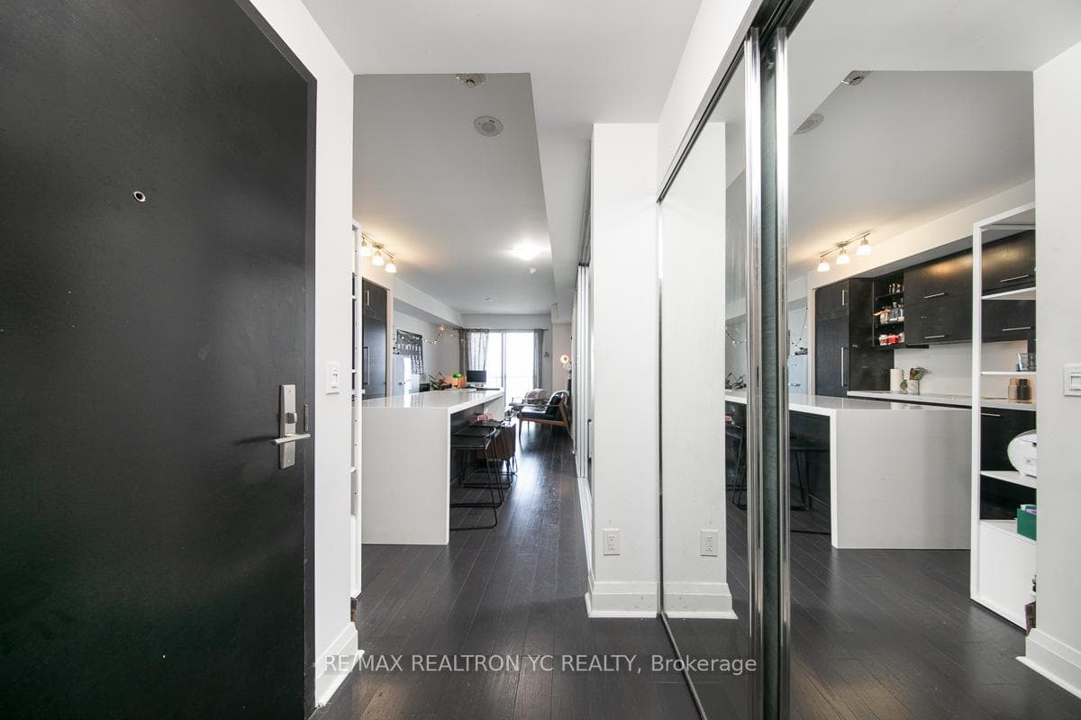 65 St Mary Street Unit 2205, Downtown Toronto / Waterfront, ON M5S 0A6 - Photo 1