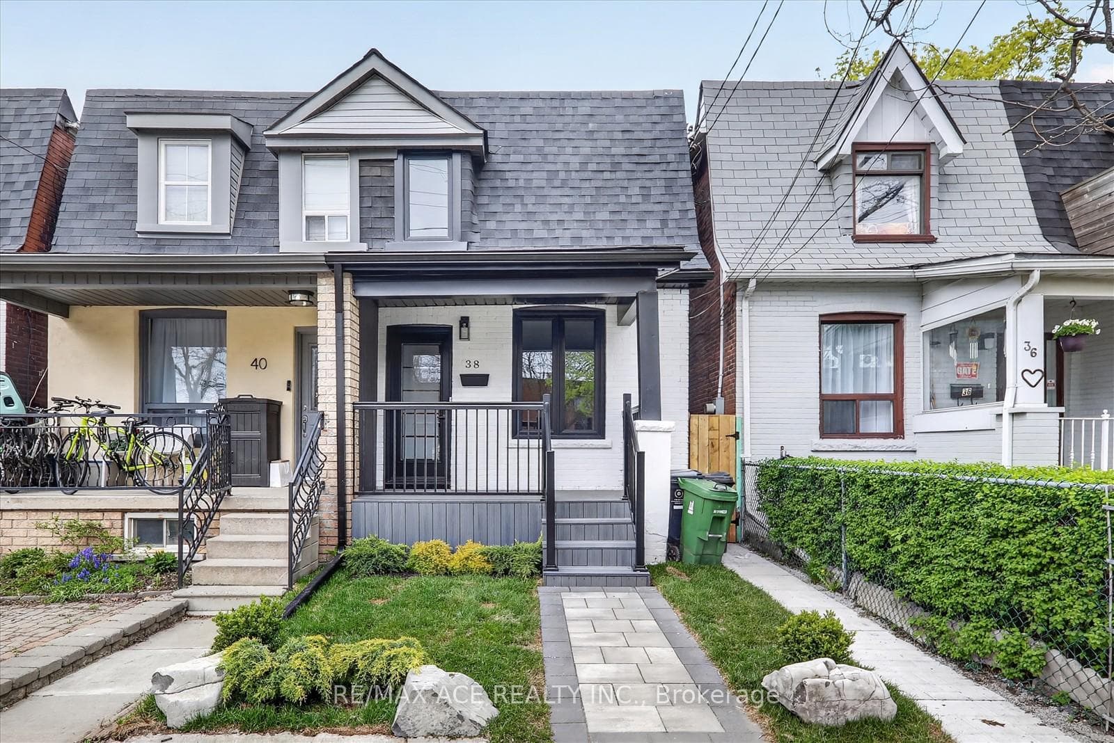 38 Pelham Avenue, Keelesdale / Eglinton West, ON M6N 1A6 - Photo 1