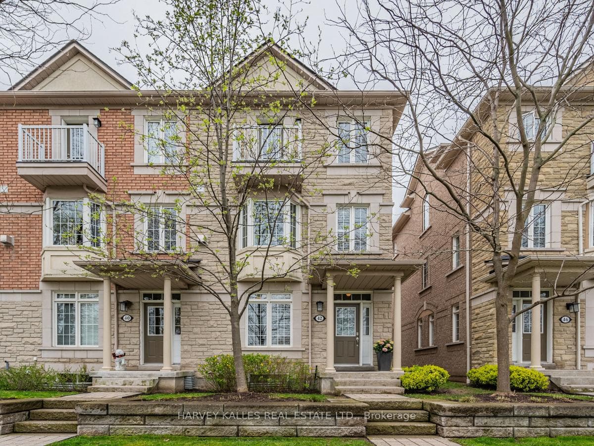 42 Rosewood Avenue, Mississauga, ON L5G 4W3 - Photo 1