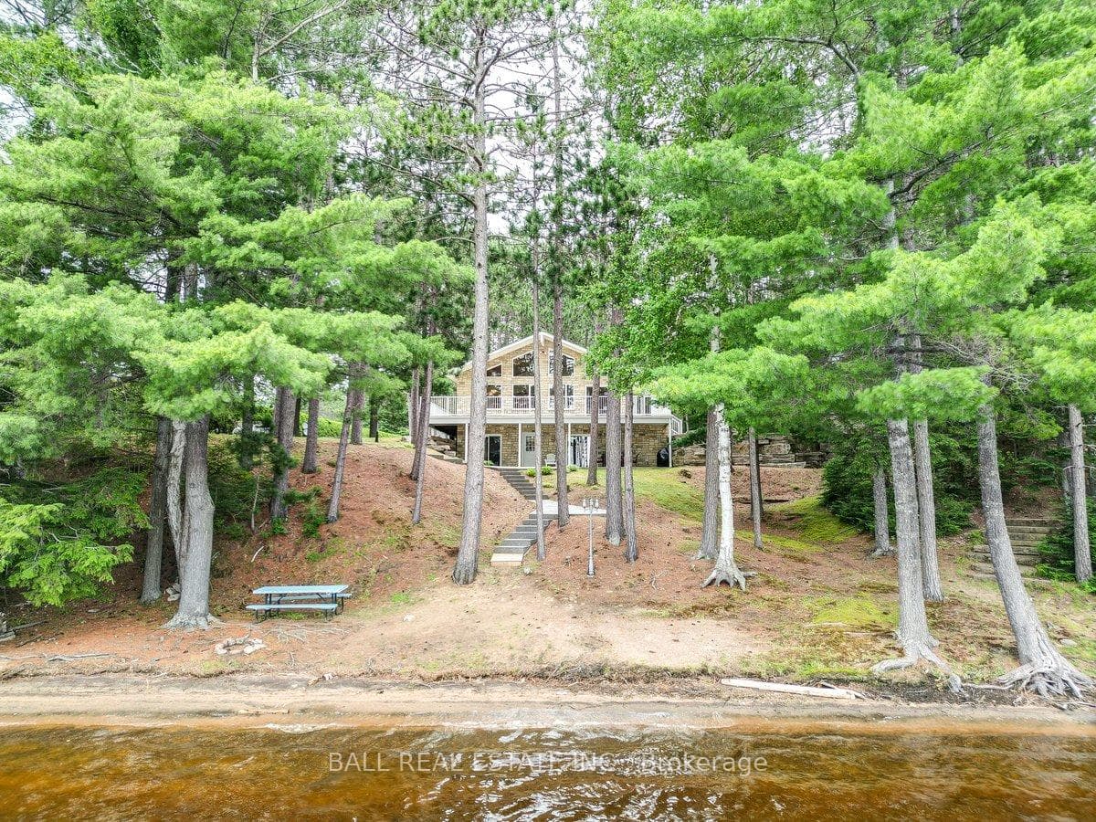 1586 North McKenzie Lake Road, South Algonquin