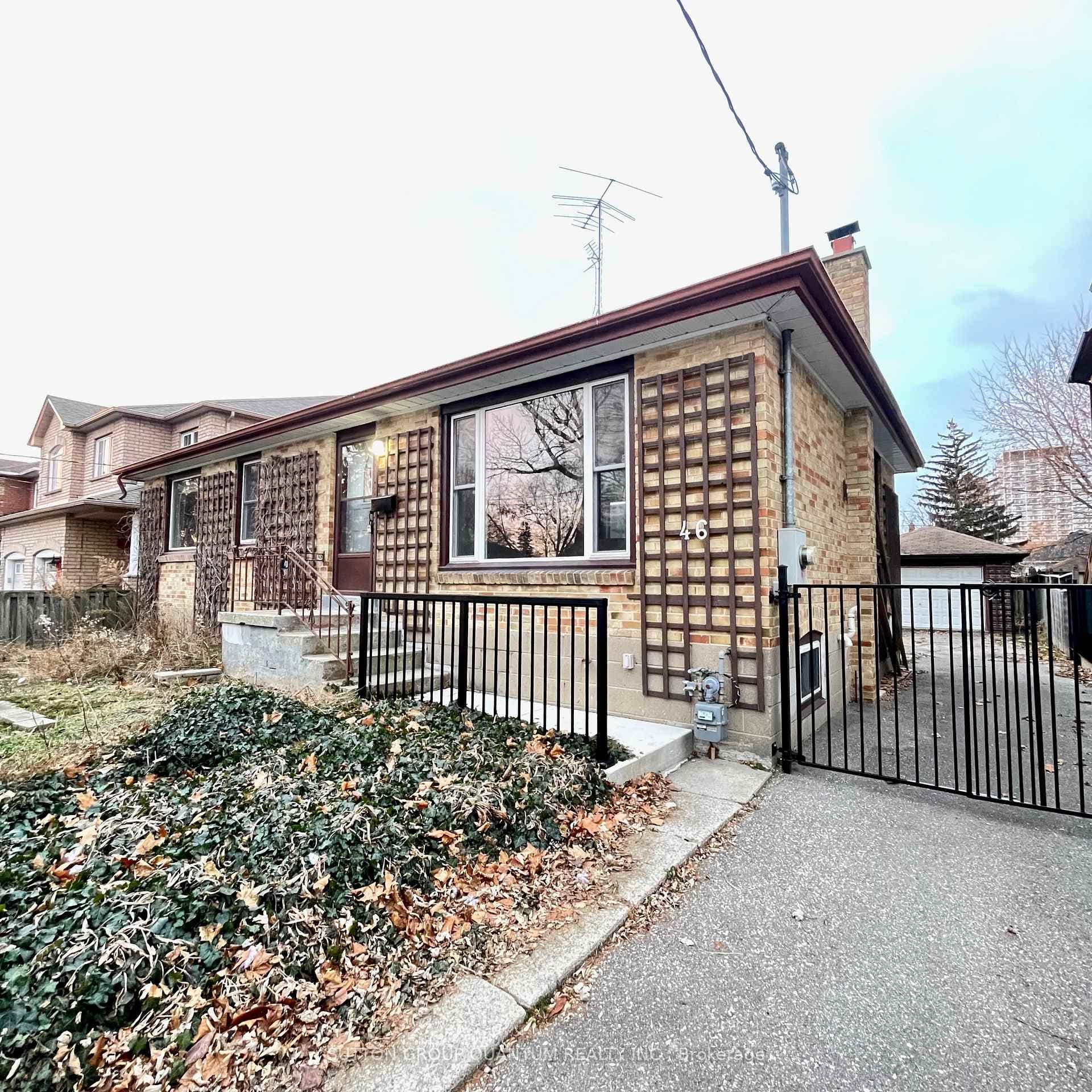 46 Woodlawn Avenue, Mississauga, ON L5G 3K6 - Photo 1