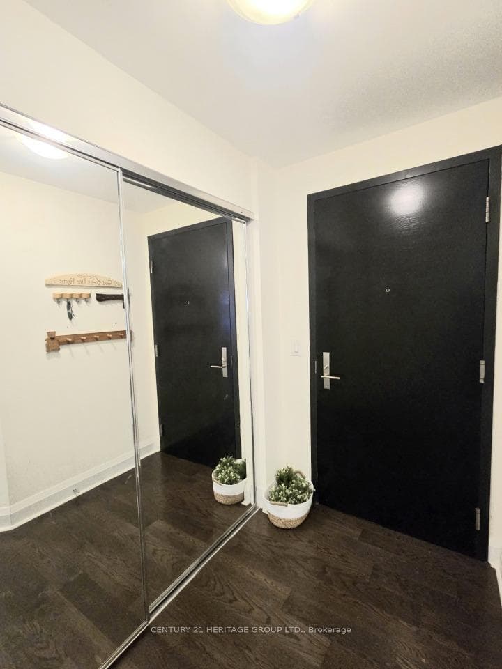 65 St Mary Street Unit 2002, Downtown Toronto / Waterfront, ON M5S 0A6 - Photo 1