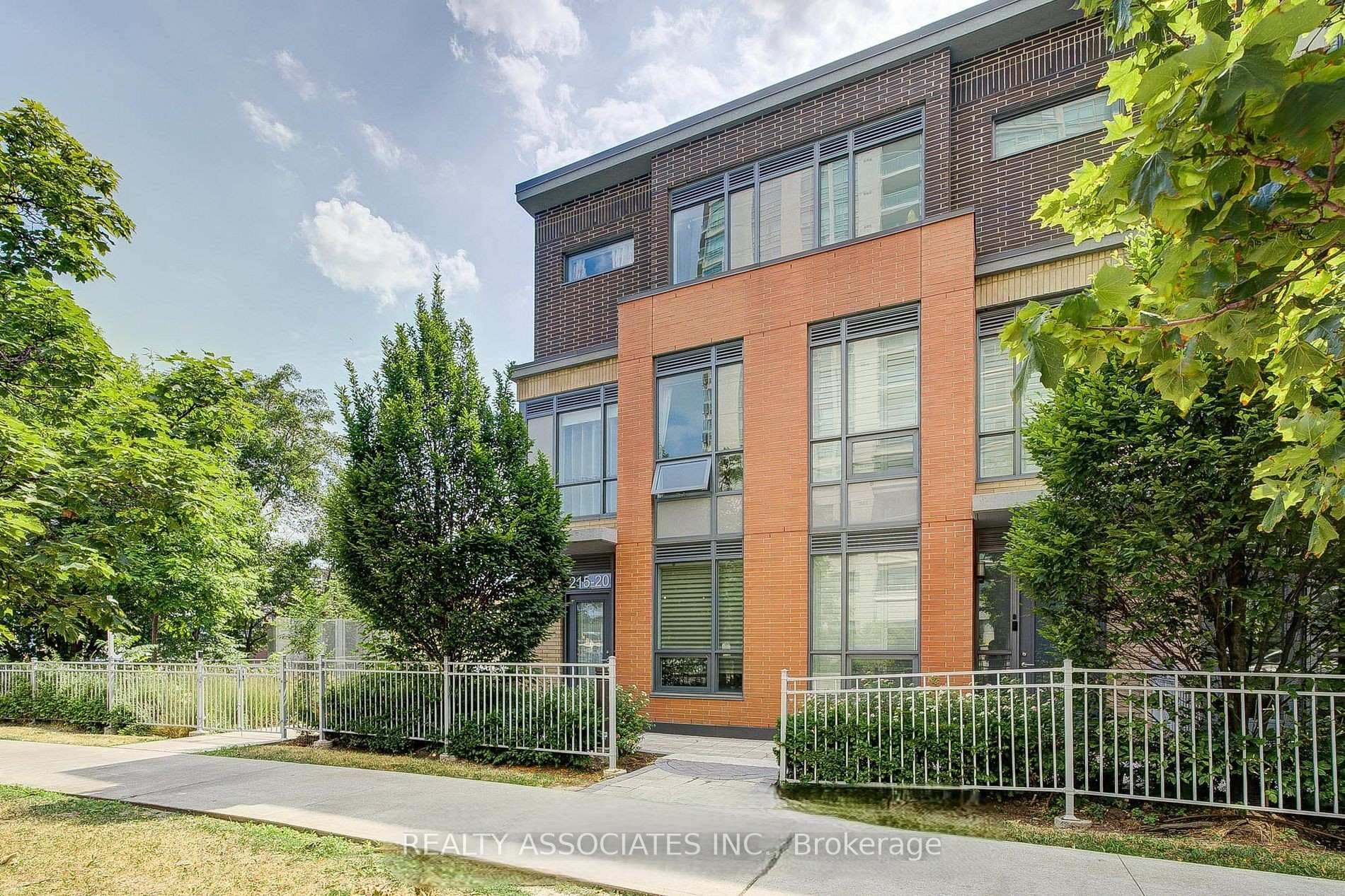 215 Bonis Avenue Unit Th19, Toronto E05