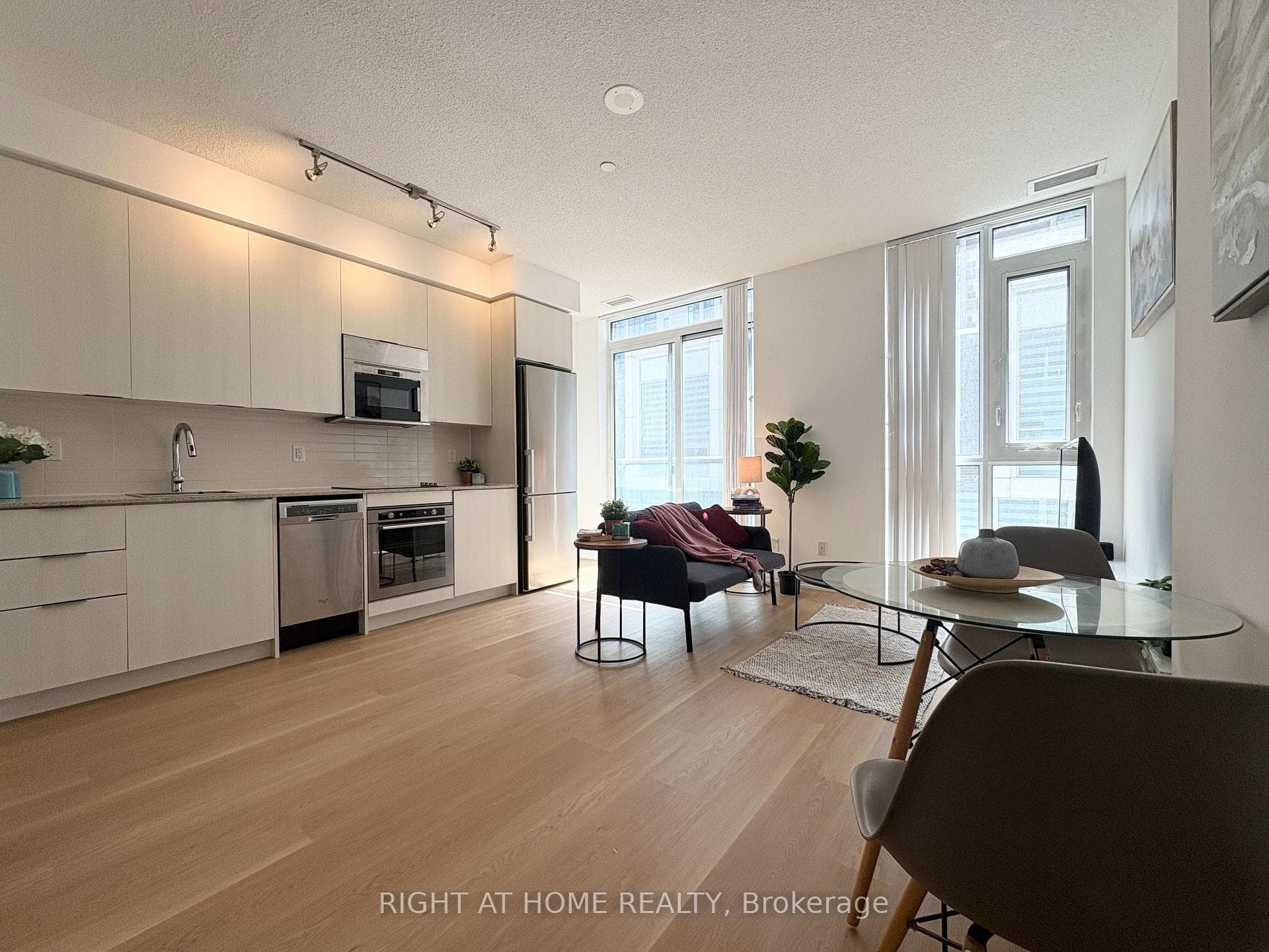 101 Erskine Avenue Unit 308, Leaside / Davisville, ON M4P 0C5 - Photo 1