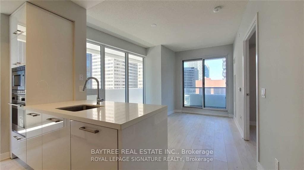2221 Yonge Street Unit 809, Leaside / Davisville, ON M4S 2B4 - Photo 1