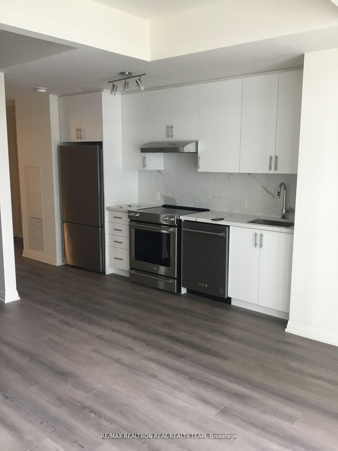 9000 Jane Street Unit 825, Vaughan, ON L4K 0M6 - Photo 1