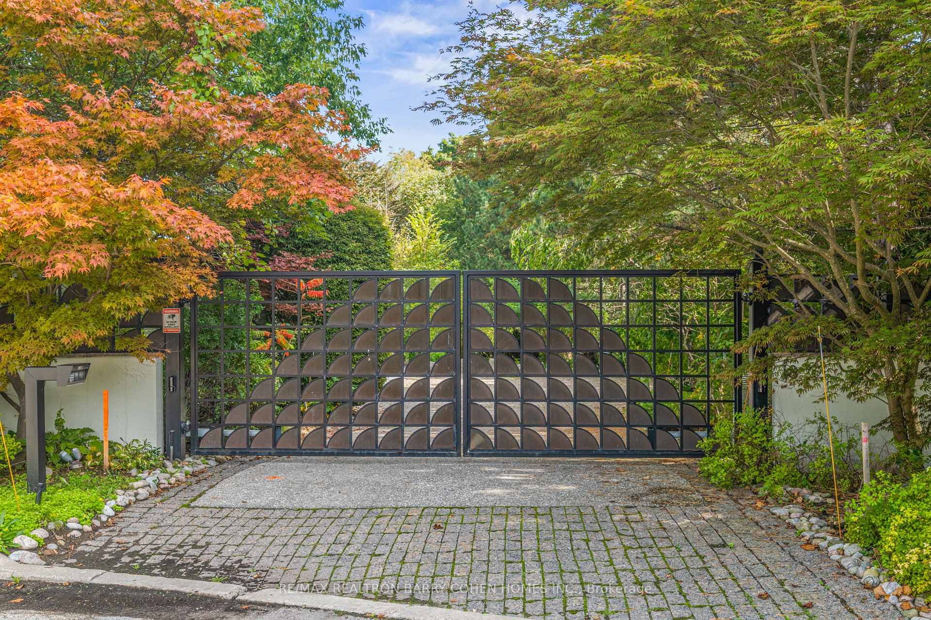 18 Timberglade Court, Bridle Path / York Mills / Hoggs Hollow, ON M2L 2Y2 - Photo 1
