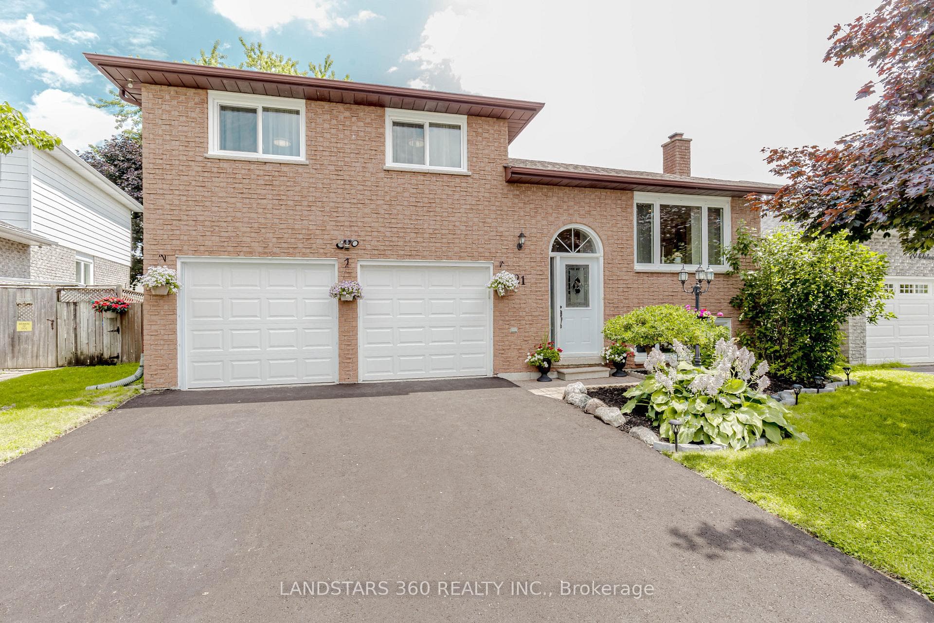 Beautiful House Located In A Safe & Friendly Nei