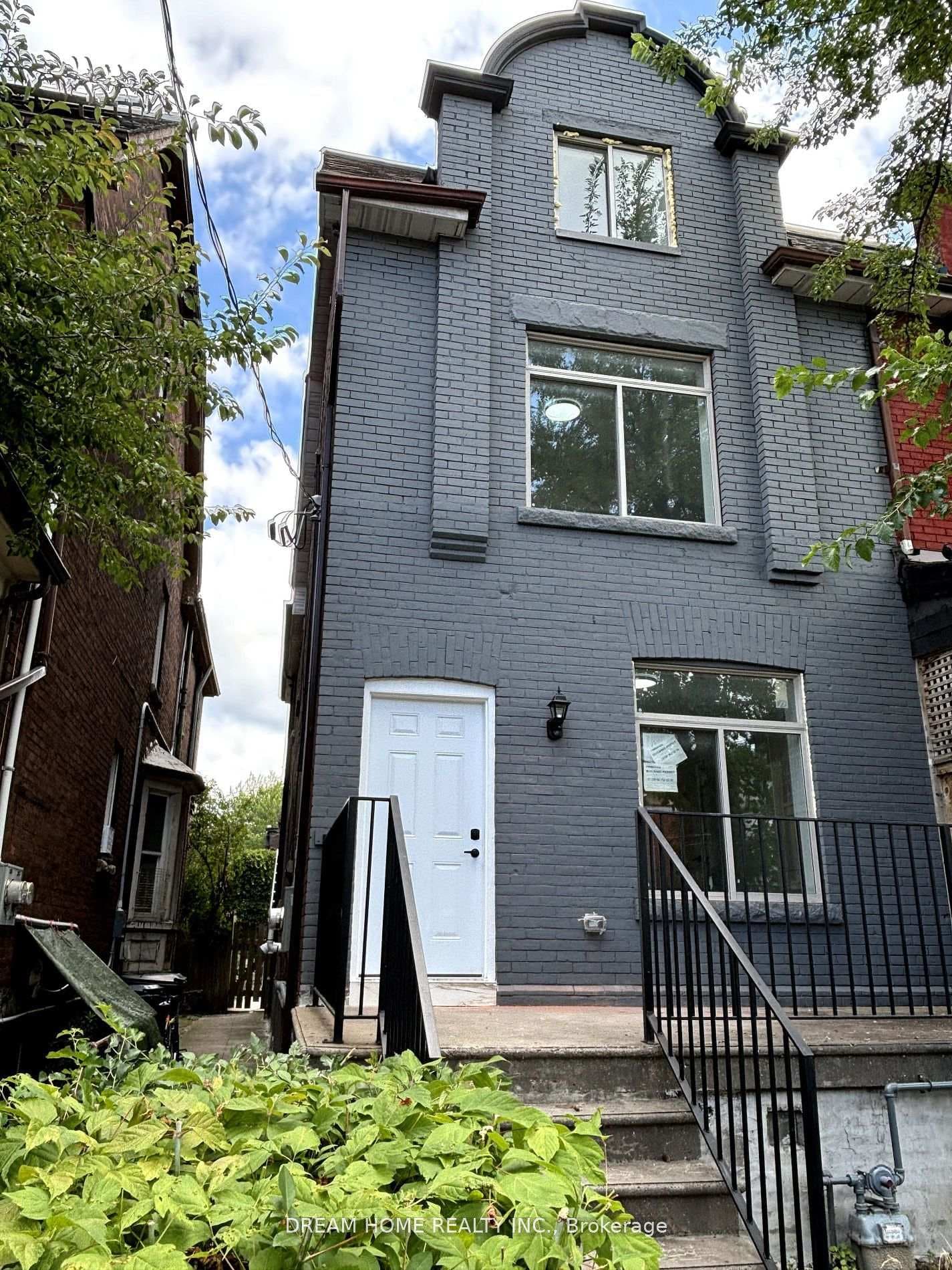 643 Bathurst Street Unit 102, Downtown Toronto / Waterfront, ON M5S 2R2 - Photo 1