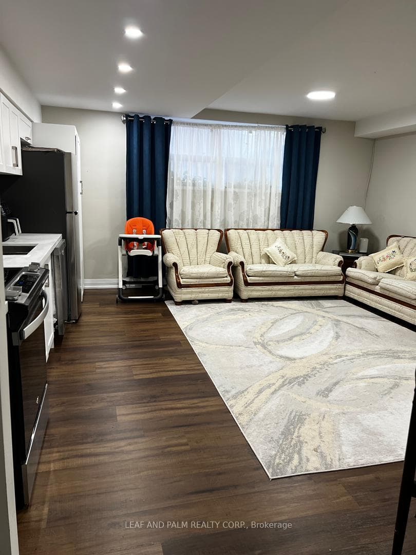 150 Colborne Avenue Unit 100, Richmond Hill, ON L4C 2K1 - Photo 1