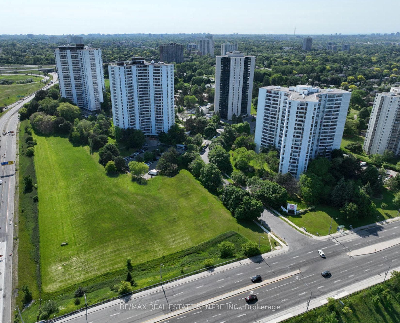 100 Graydon Hall Drive Unit 305, Don Mills / Parkwoods / Victoria Village, ON M3A 3A8 - Photo 1