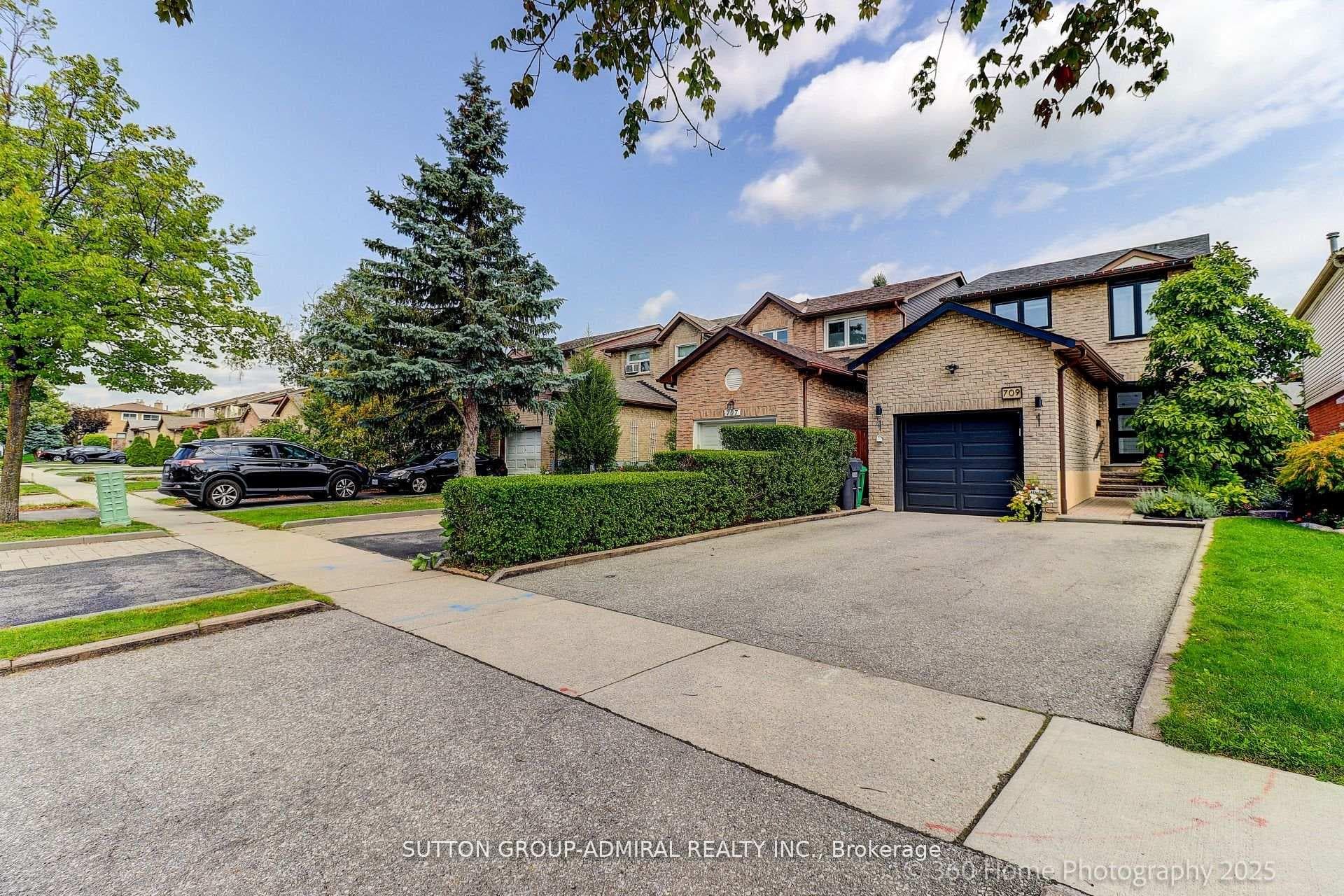 709 Greycedar Crescent, Mississauga, ON L4W 3J4 - Photo 1