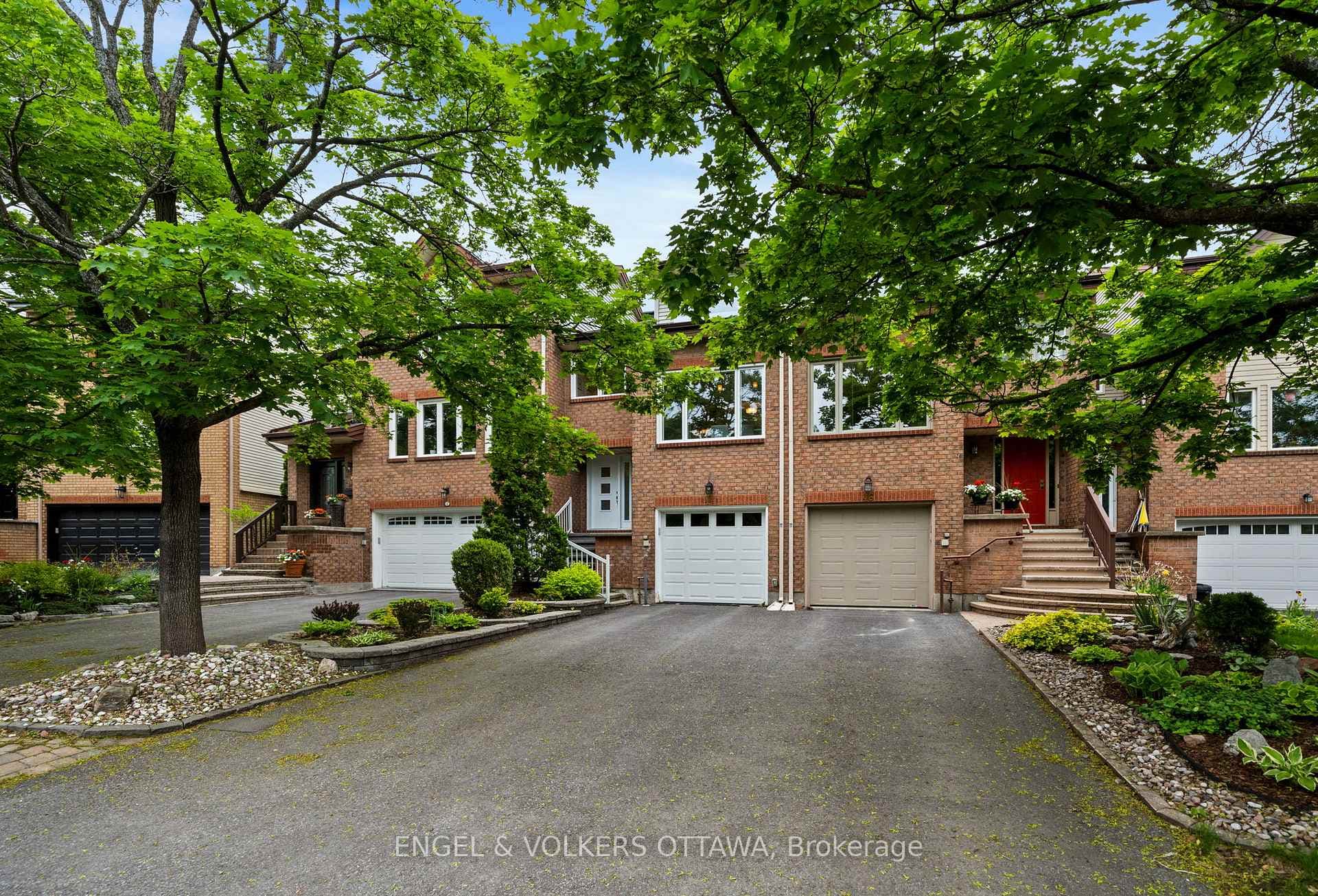 44 Dunbarton Court, Manor Park - Cardinal Glen and Area, ON K1K 4L4 - Photo 1