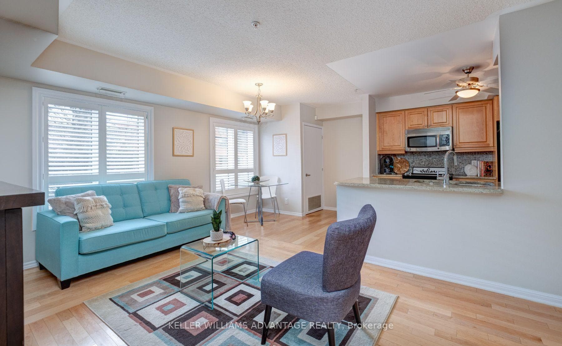 Spacious Living Room, Dining Area & Breakfast Bar