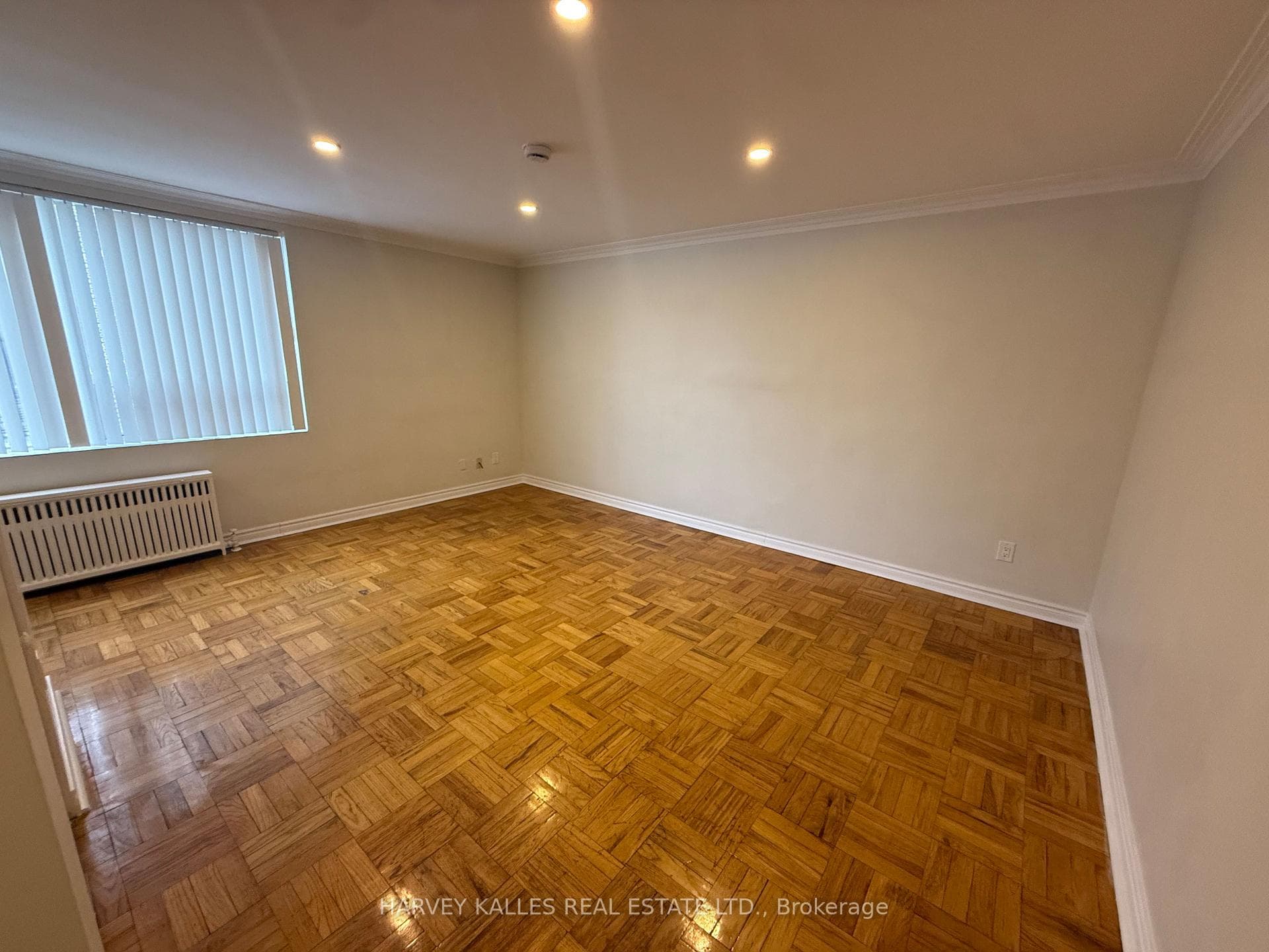 Large Bright Bachelor Suite