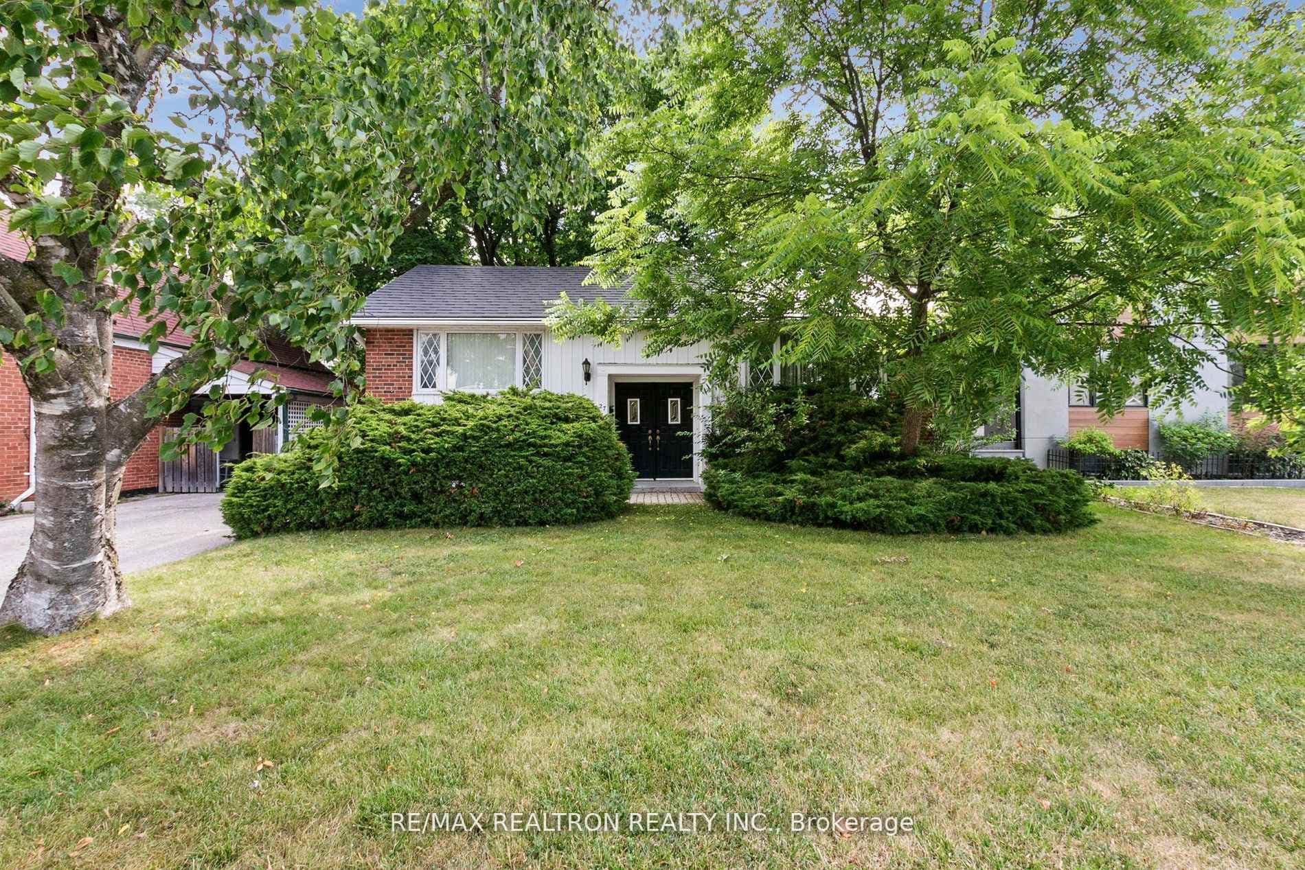 27 Elfreda Boulevard, Dorset Park / Kennedy Park, ON M1L 4L5 - Photo 1