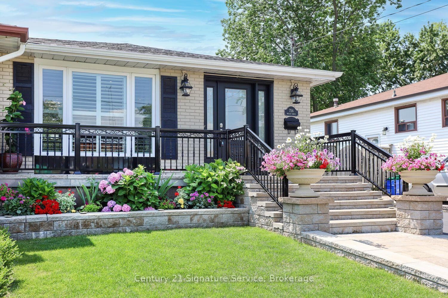 756 Breezy Drive, Pickering, ON L1W 2X7 - Photo 1
