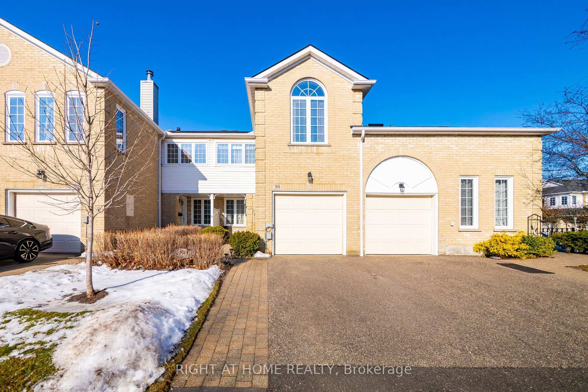 25 Heathcliffe Square, Brampton, ON L6S 5R6 - Photo 1