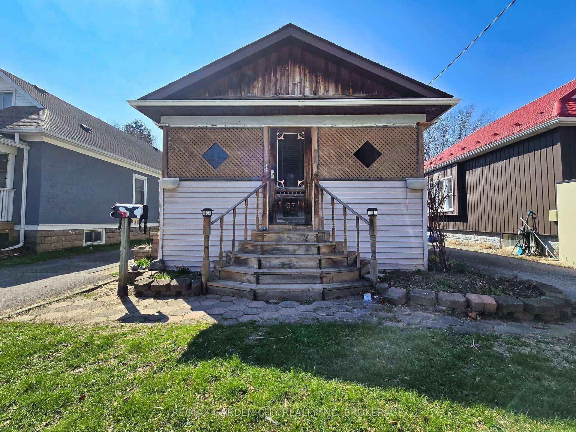 37 KERNAHAN Street, St. Catharines, ON L2R 4T1 - Photo 1