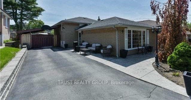 9 Del Ria Drive, Toronto W04