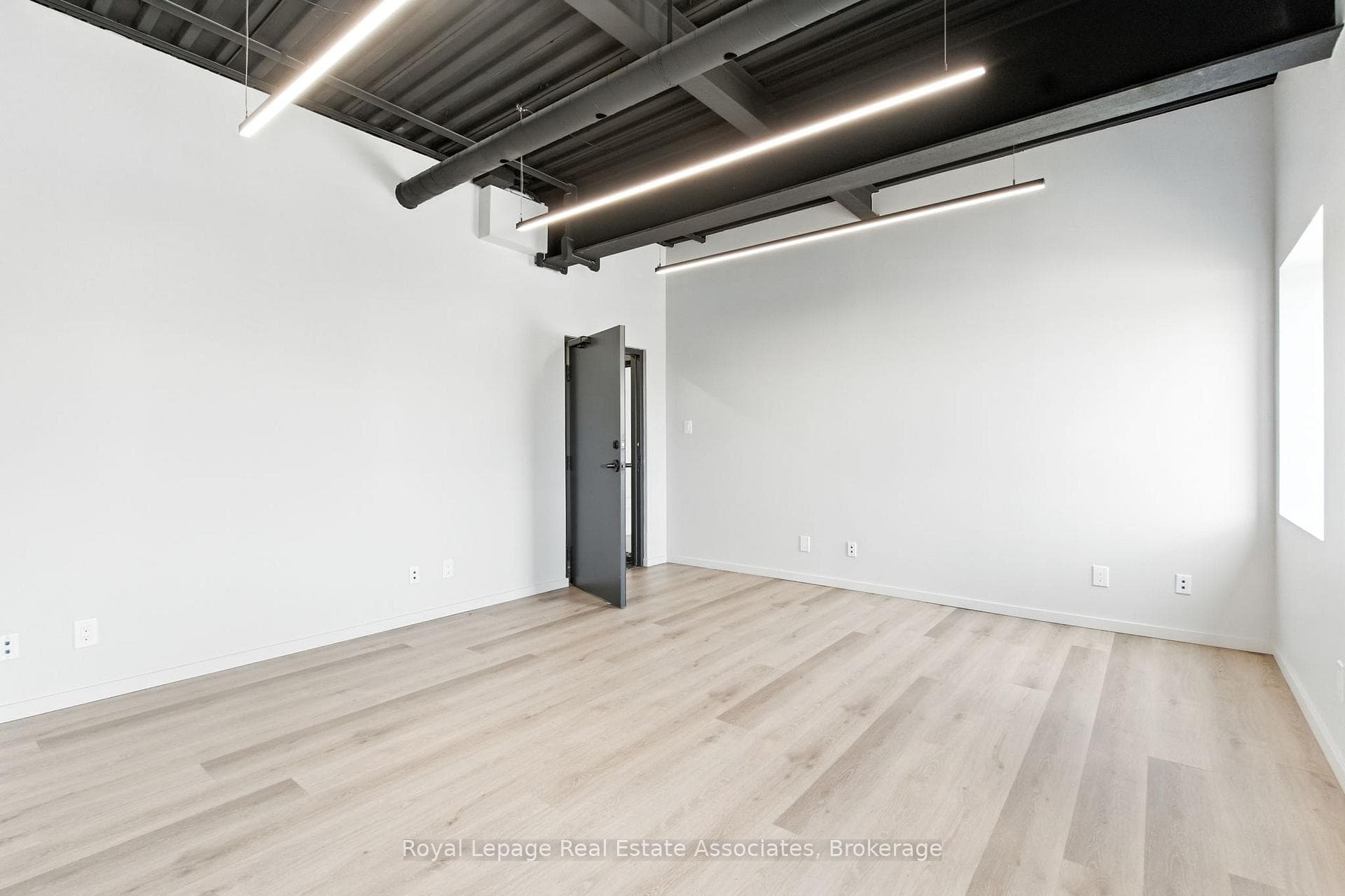1232 Northside Road Unit 203, Burlington, ON L7M 1H6 - Photo 1