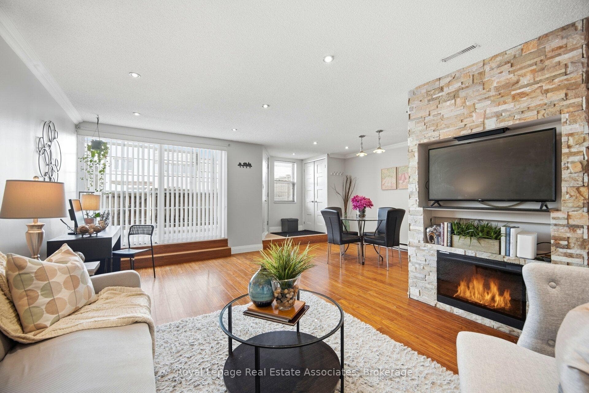 1055 Dundas Street Unit 222, Mississauga, ON L4Y 3X6 - Photo 1