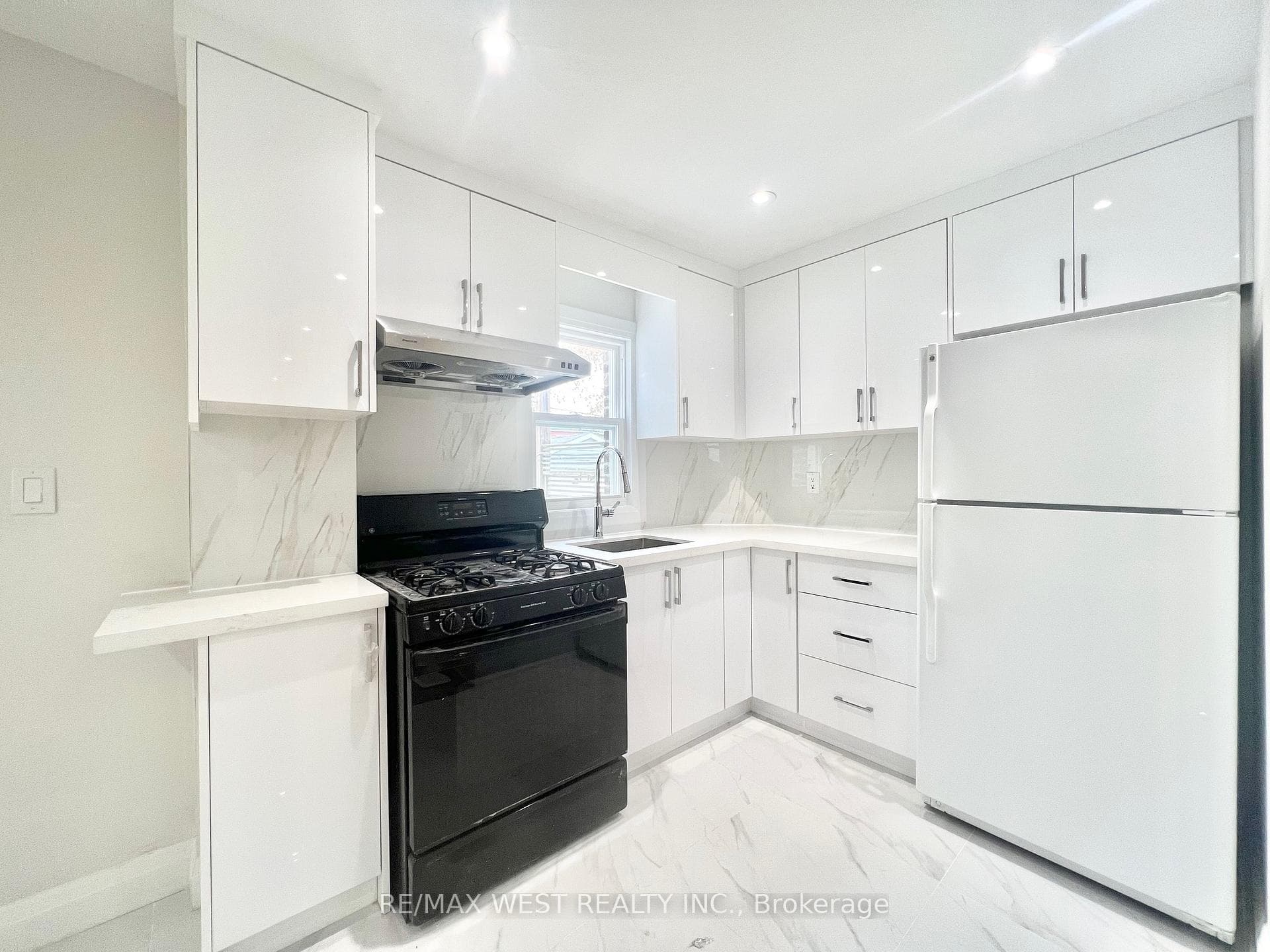 4 Sutherland Avenue Unit Main, Danforth / East York, ON M4C 1R8 - Photo 1