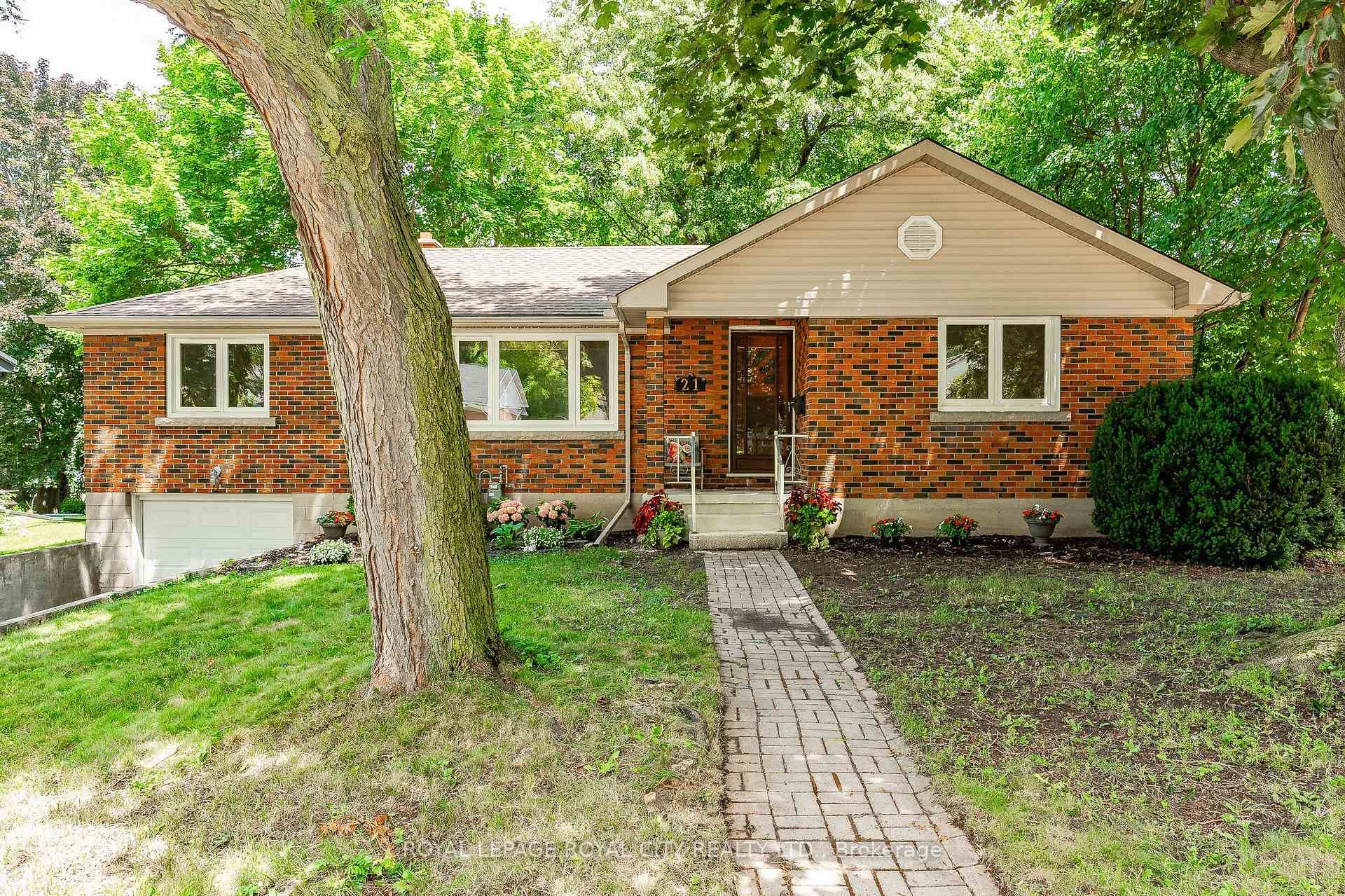 Just 1 km from downtown in St. Georges Park area.