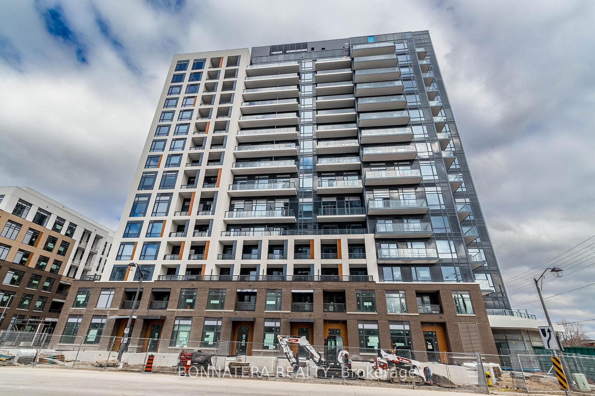 7950 Bathurst Street Unit 425, Vaughan, ON L4J 0L4 - Photo 1