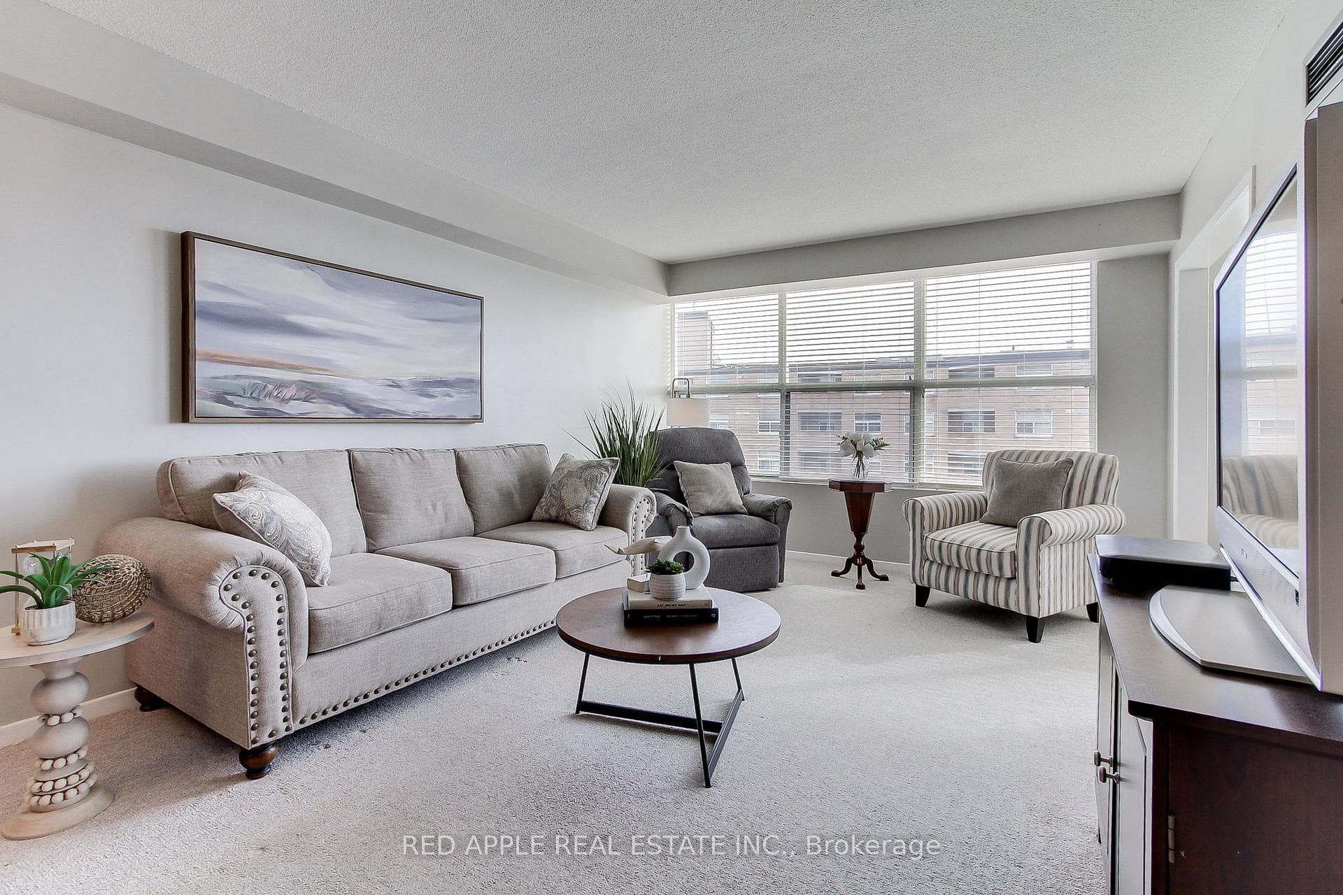 250 Davis Drive Unit 910, Newmarket, ON L3Y 7T7 - Photo 1