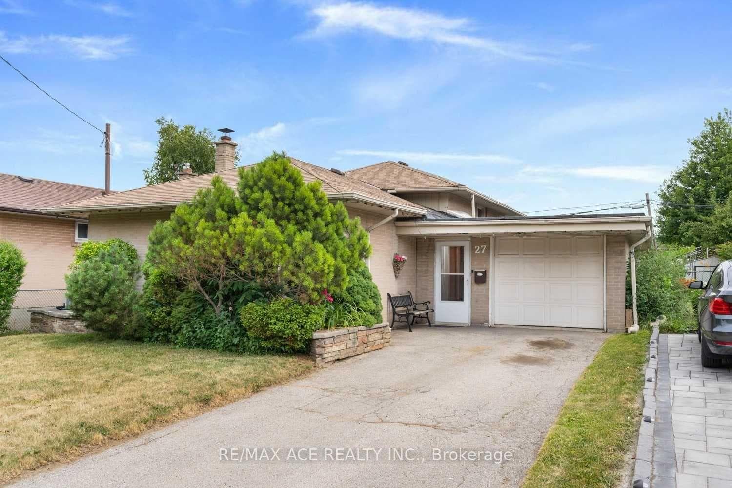 27 Oakridge Drive Unit Main, Scarborough Town Centre, ON M1M 2A5 - Photo 1
