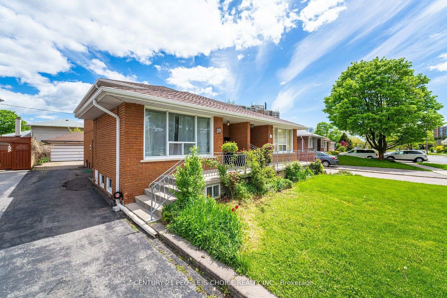 39 Waterbury Drive, Etobicoke (Kingsview Village / Humber Heights), ON M9R 3Y1 - Photo 1