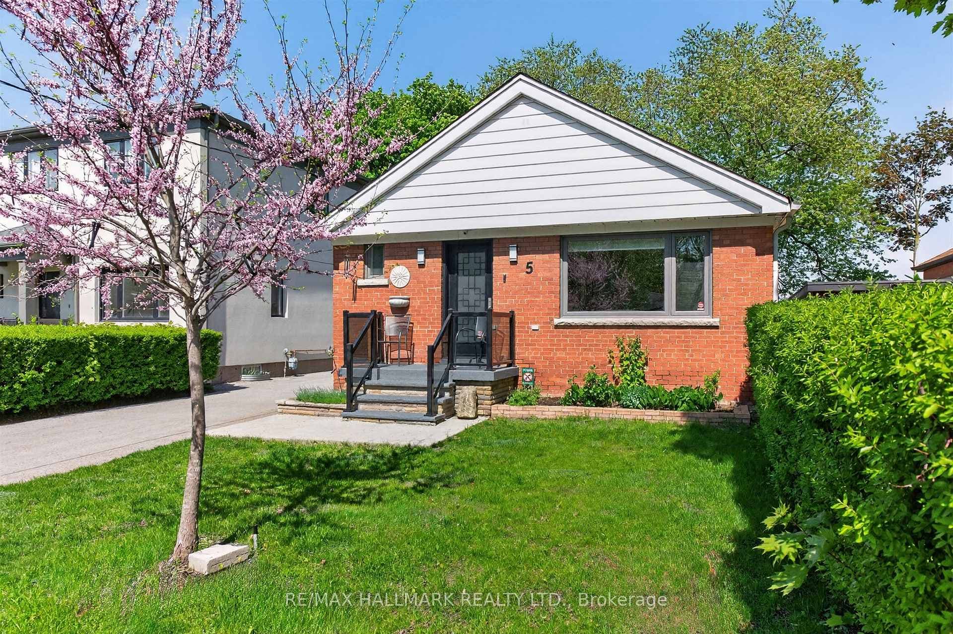 5 Elmont Drive, Danforth / East York, ON M4B 2L9 - Photo 1