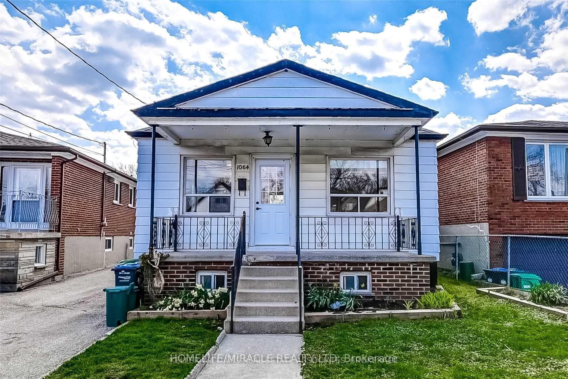 1064 Westmount Avenue Unit Upper, Mississauga, ON L5E 1X4 - Photo 1