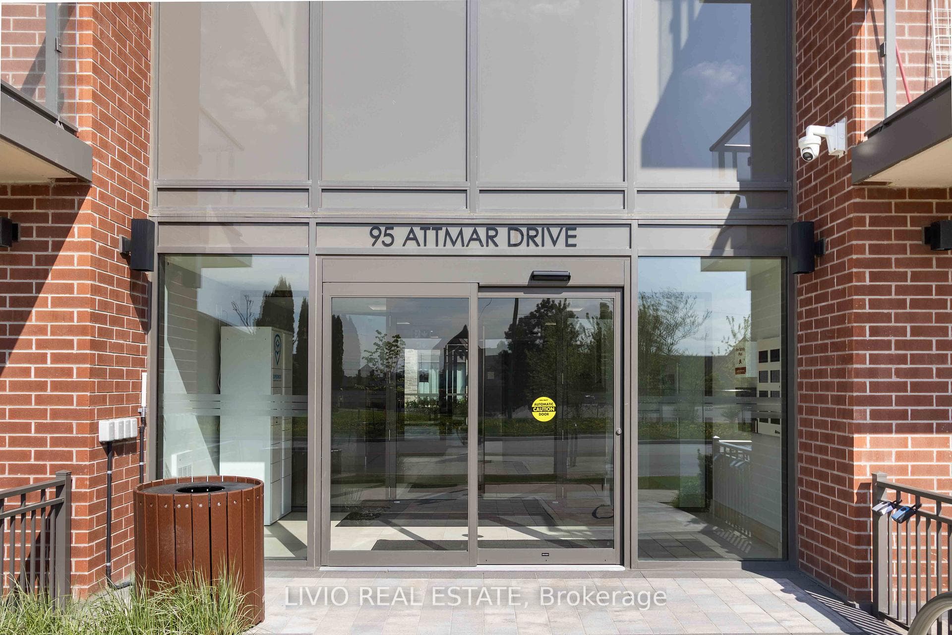 95 Attmar Drive Unit 206, Brampton, ON L6P 0Y6 - Photo 1
